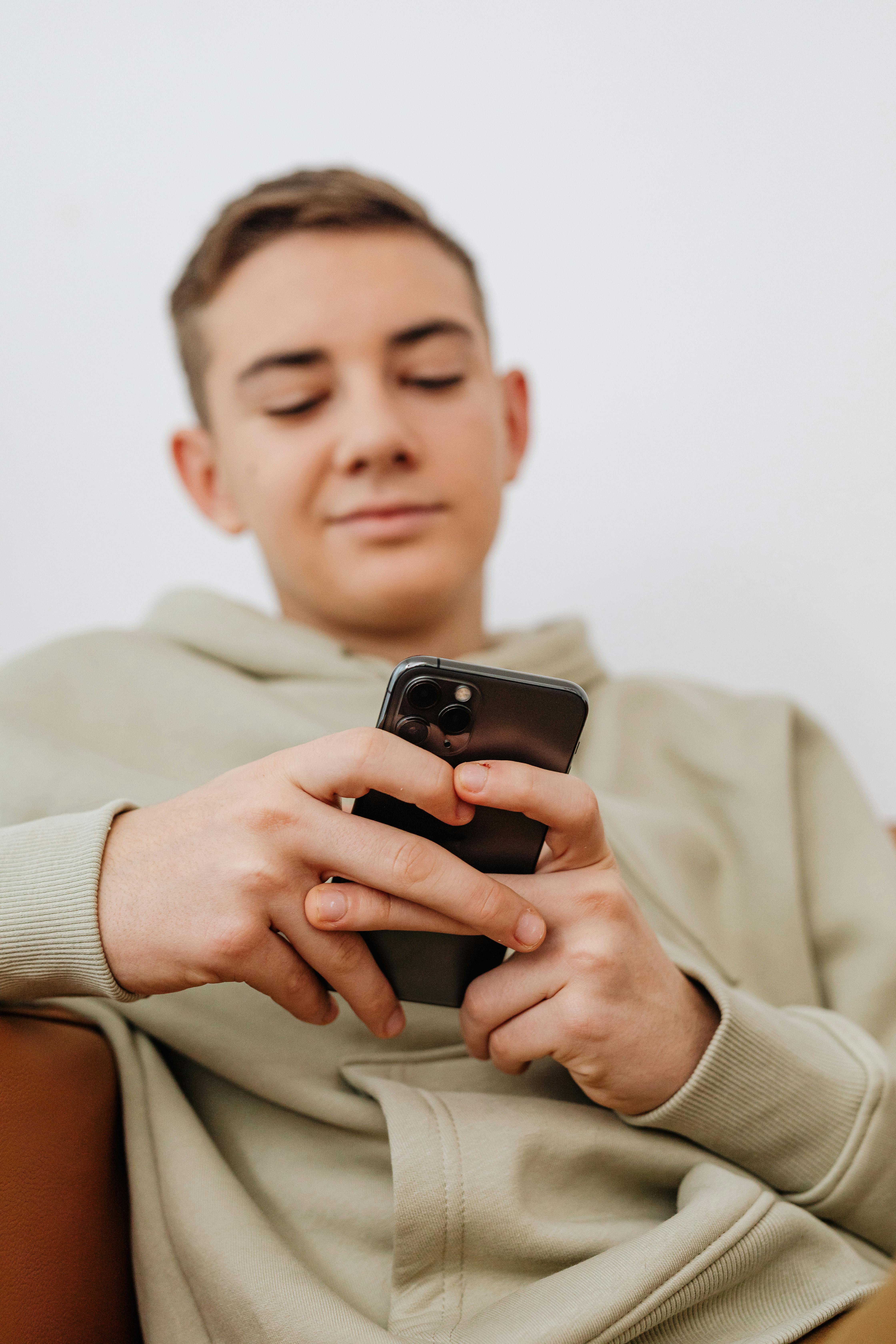 Ein Teenager benutzt sein Telefon | Quelle: Pexels
