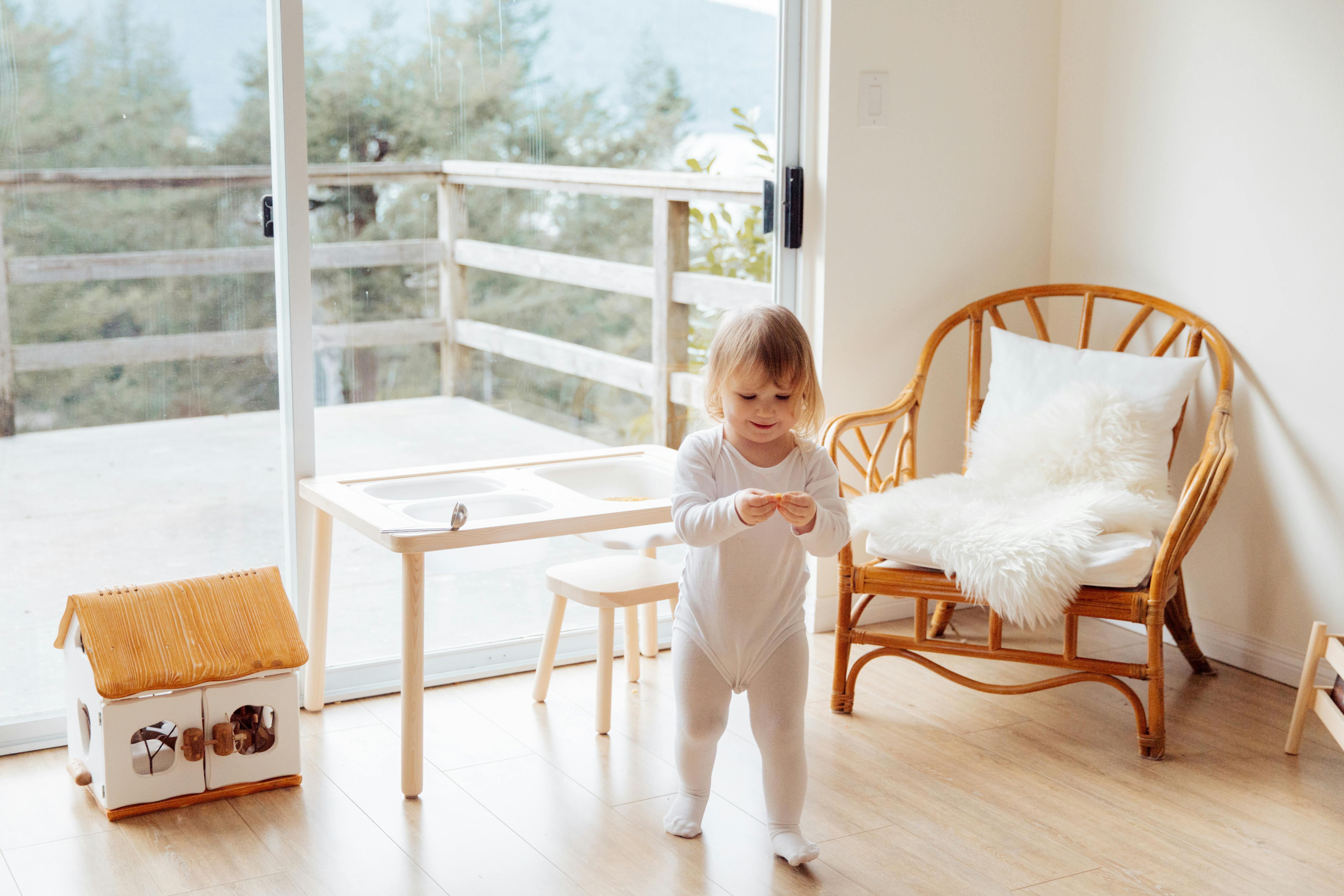 Ein kleines Mädchen spielt in einem Wohnzimmer | Quelle: Pexels