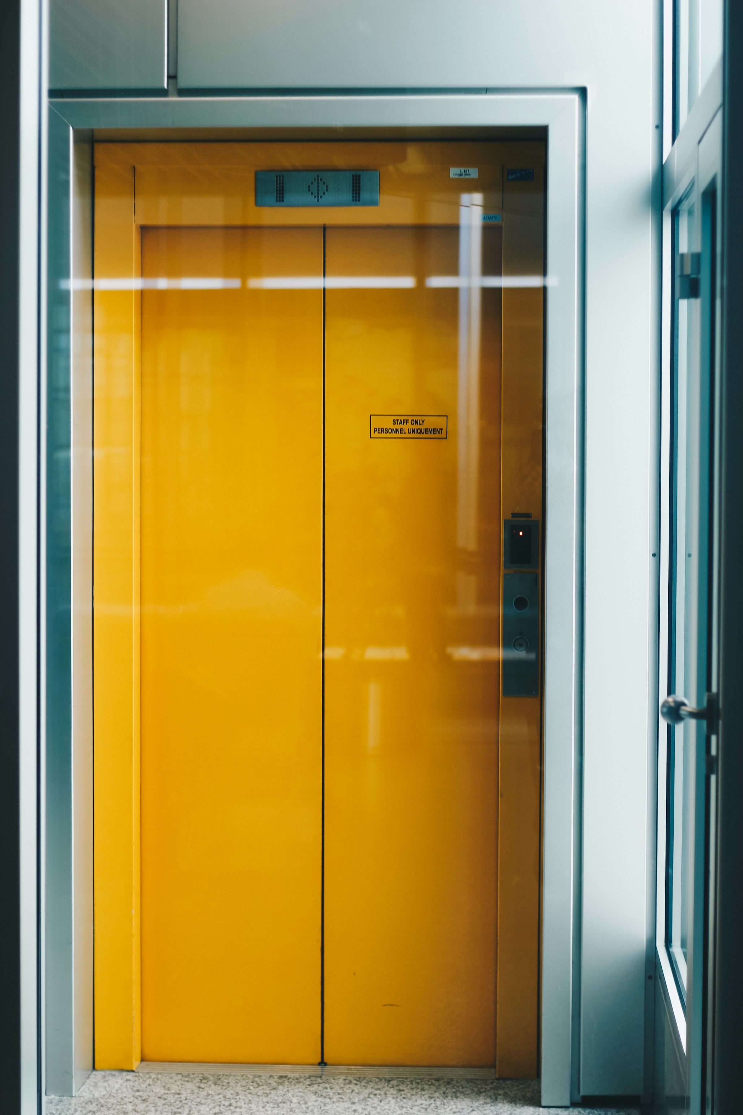 Zamknięte drzwi windy | Źródło: Unsplash