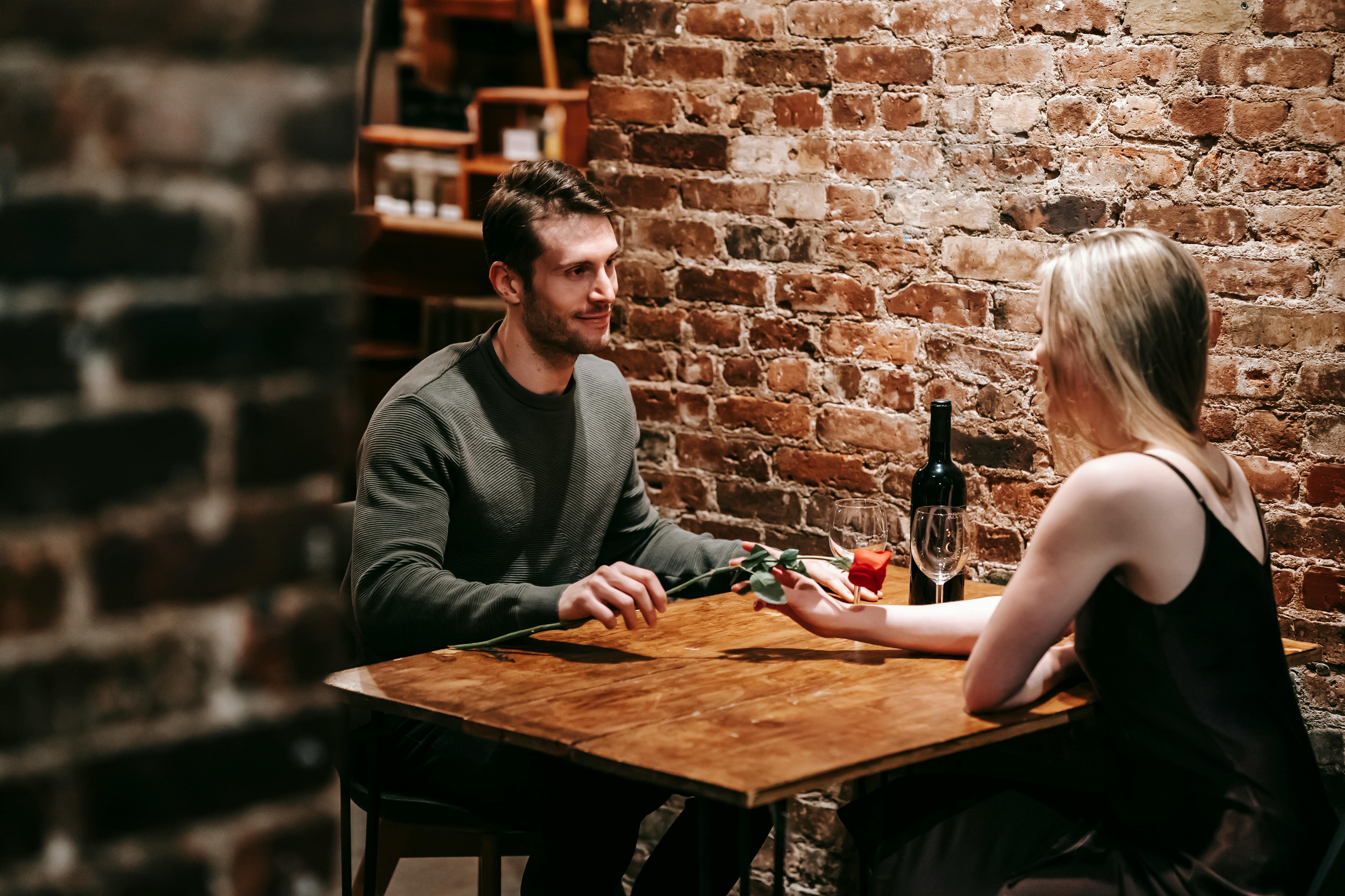Jess i Stewart w ekskluzywnej restauracji | Źródło: Pexels