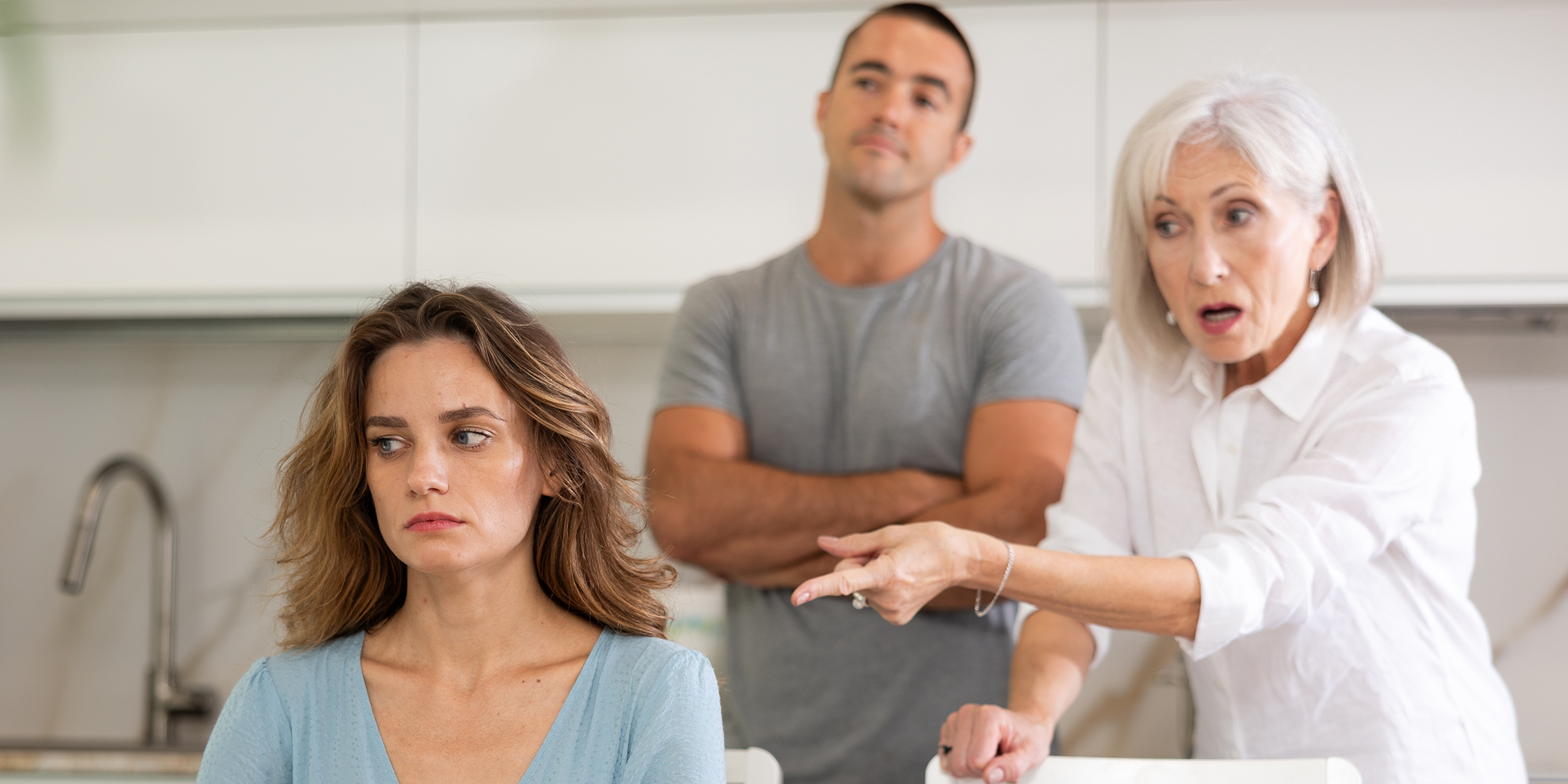 Eine Frau wird von ihrer Schwiegermutter beschimpft | Quelle: Shutterstock