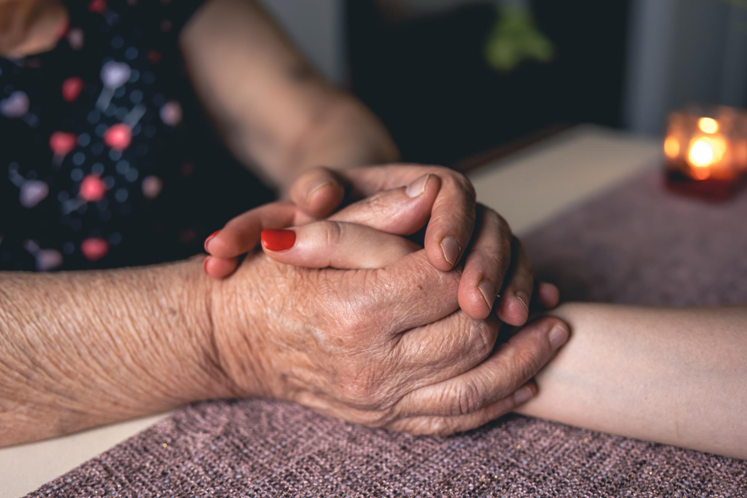 Eine ältere Frau hält die Hand einer jungen Frau | Quelle: Freepik