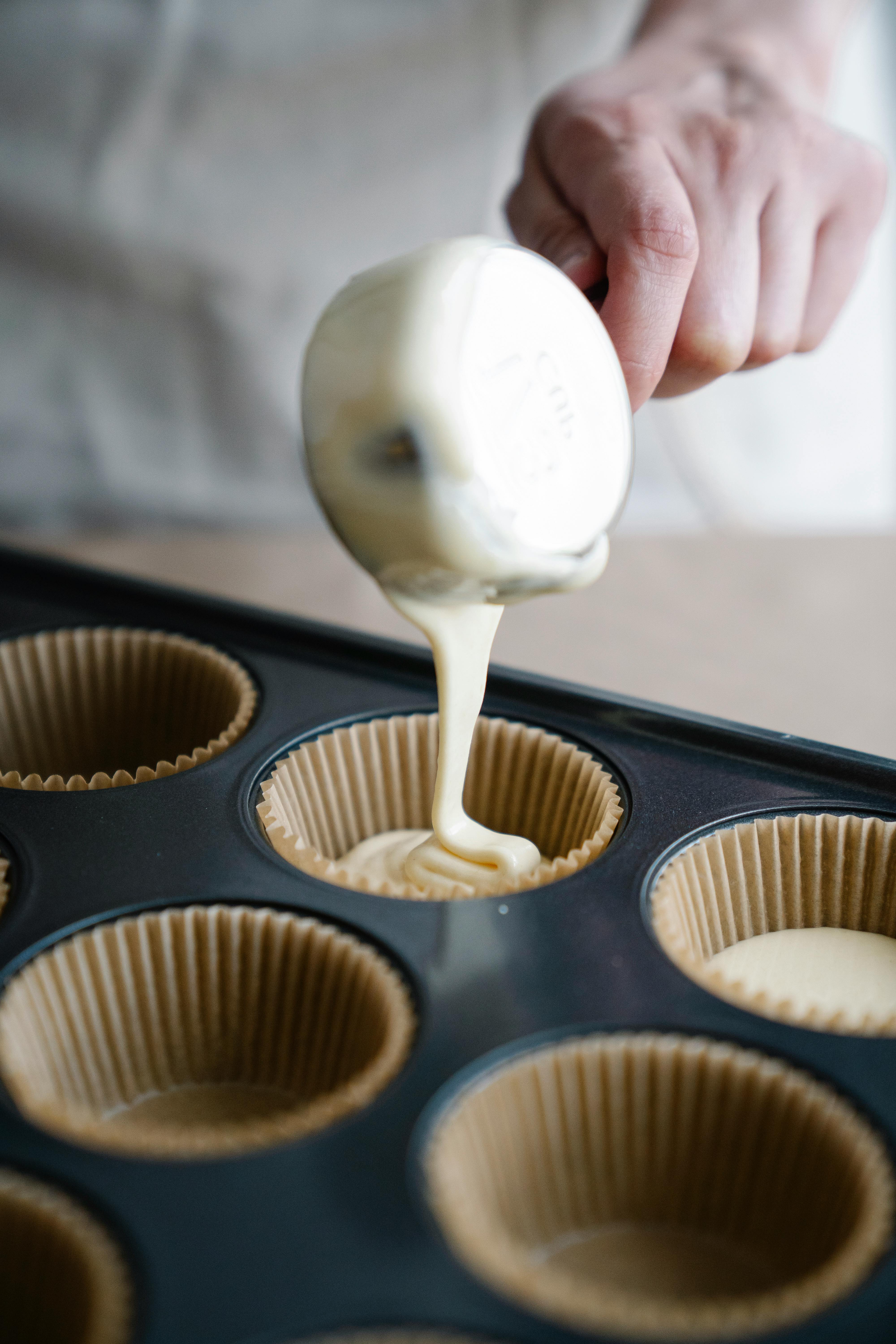 Eine Person beim Backen von Cupcakes | Quelle: Pexels