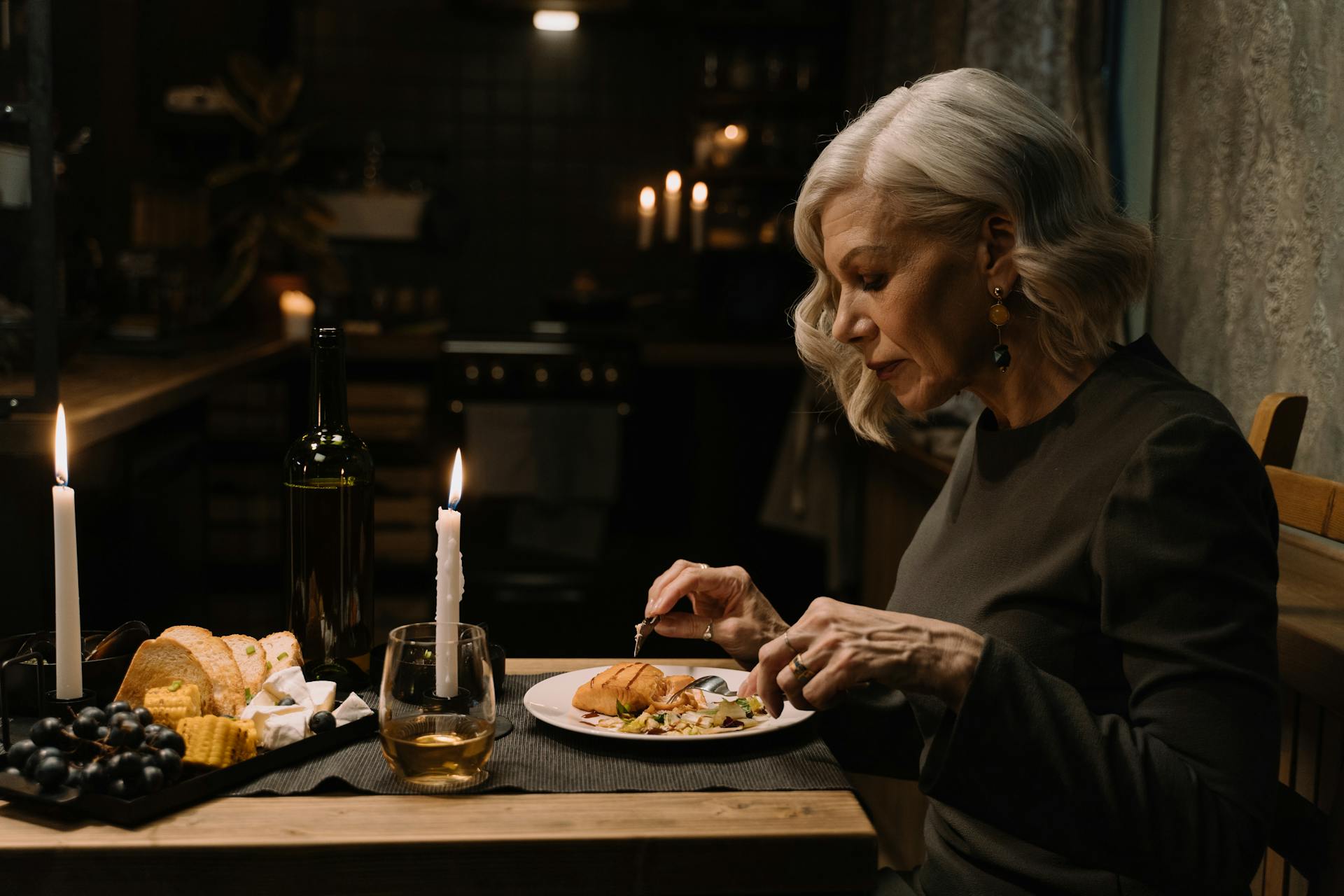 Eine Frau, die alleine zu Abend isst | Quelle: Pexels