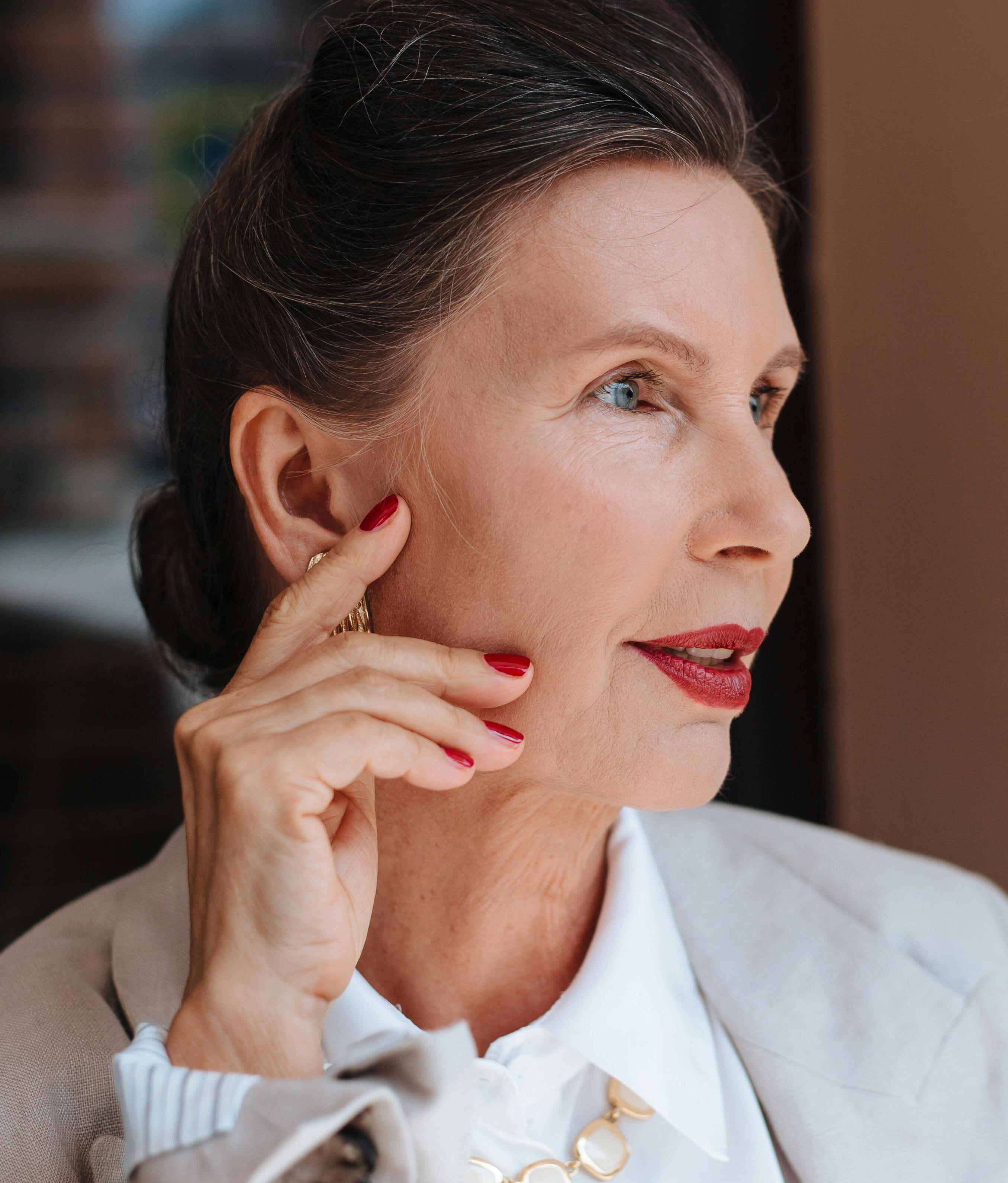 Eine gut gekleidete Frau, die sich verlegen umsieht | Quelle: Pexels