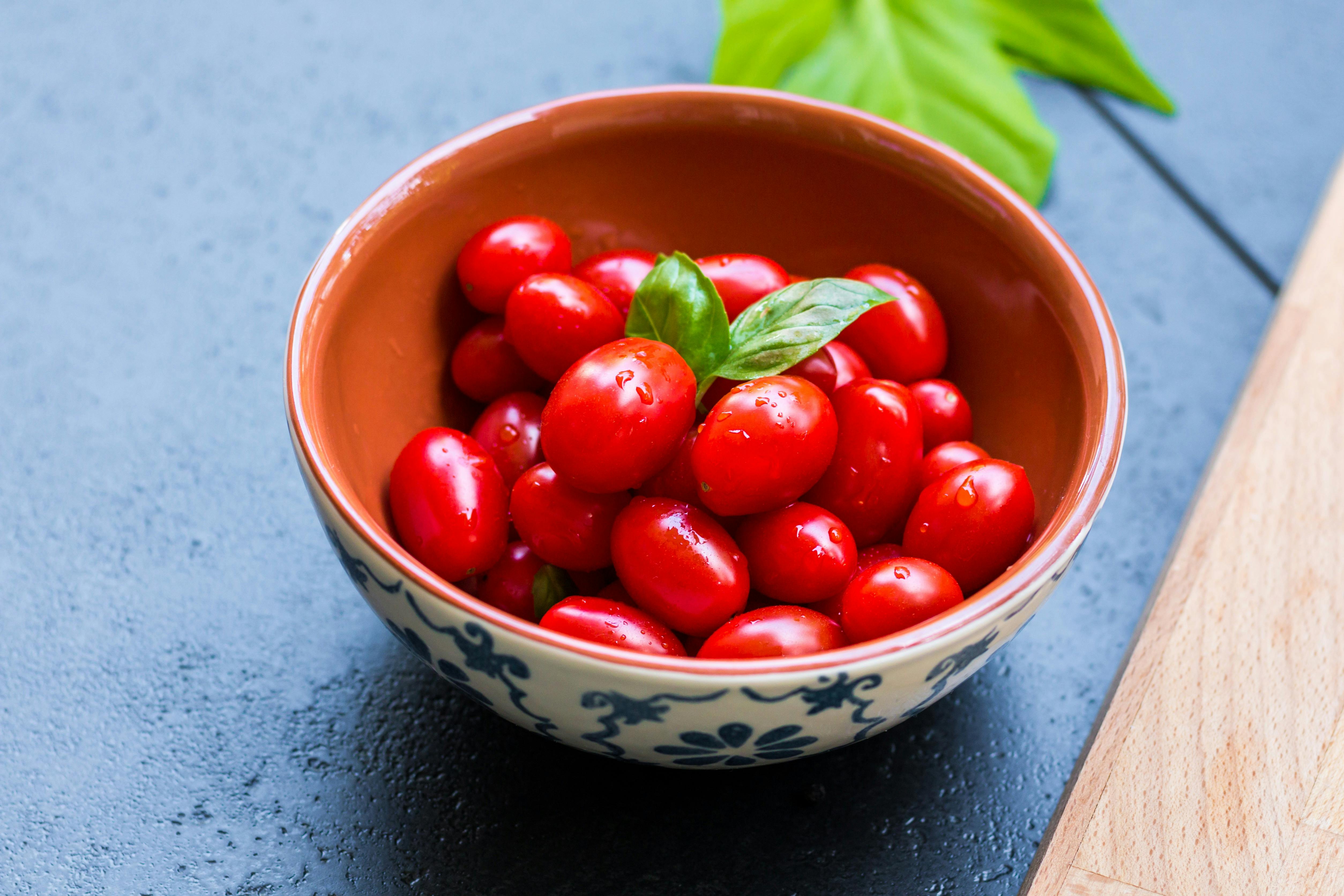 Eine Schale mit Kirschtomaten | Quelle: Pexels