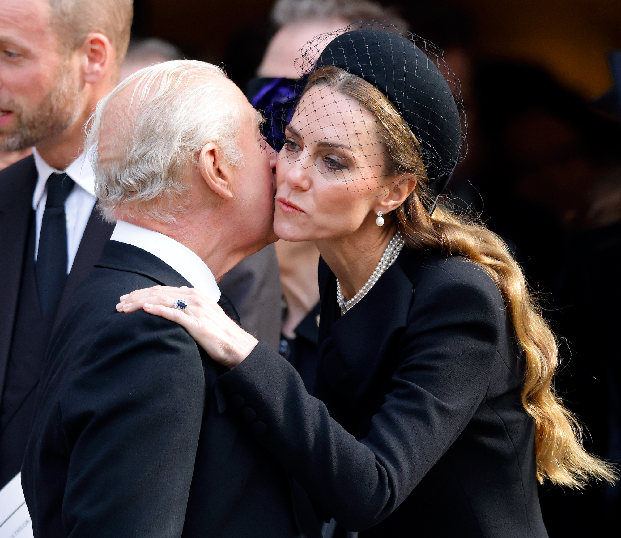 Catherine, Princess of Wales kisses King Charles III as they attend Katharine, Duchess of Kent's Requiem Mass service at Westminster Cathedral on September 16, 2025 in London, England. | Source: Getty Images Catherine, Prinzessin von Wales, küsst König Charles III., während sie der Requiem-Messe für Katharine, Herzogin von Kent, in der Westminster Cathedral am 16. September 2025 in London, England, beiwohnen. | Quelle: Getty Images