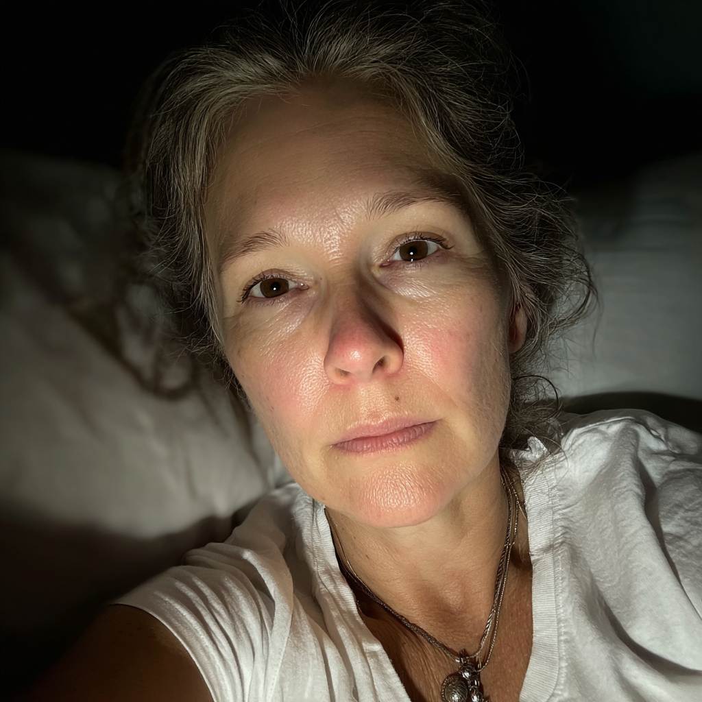 Eine Frau, die in ihrem Bett liegt | Quelle: Midjourney