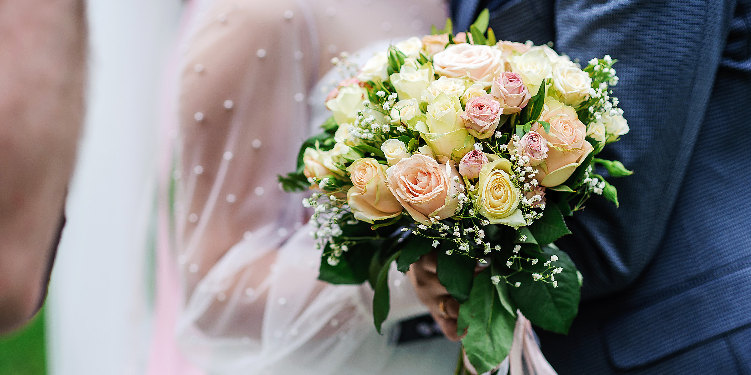 Eine Person, die einen Blumenstrauß hält | Quelle: Shutterstock