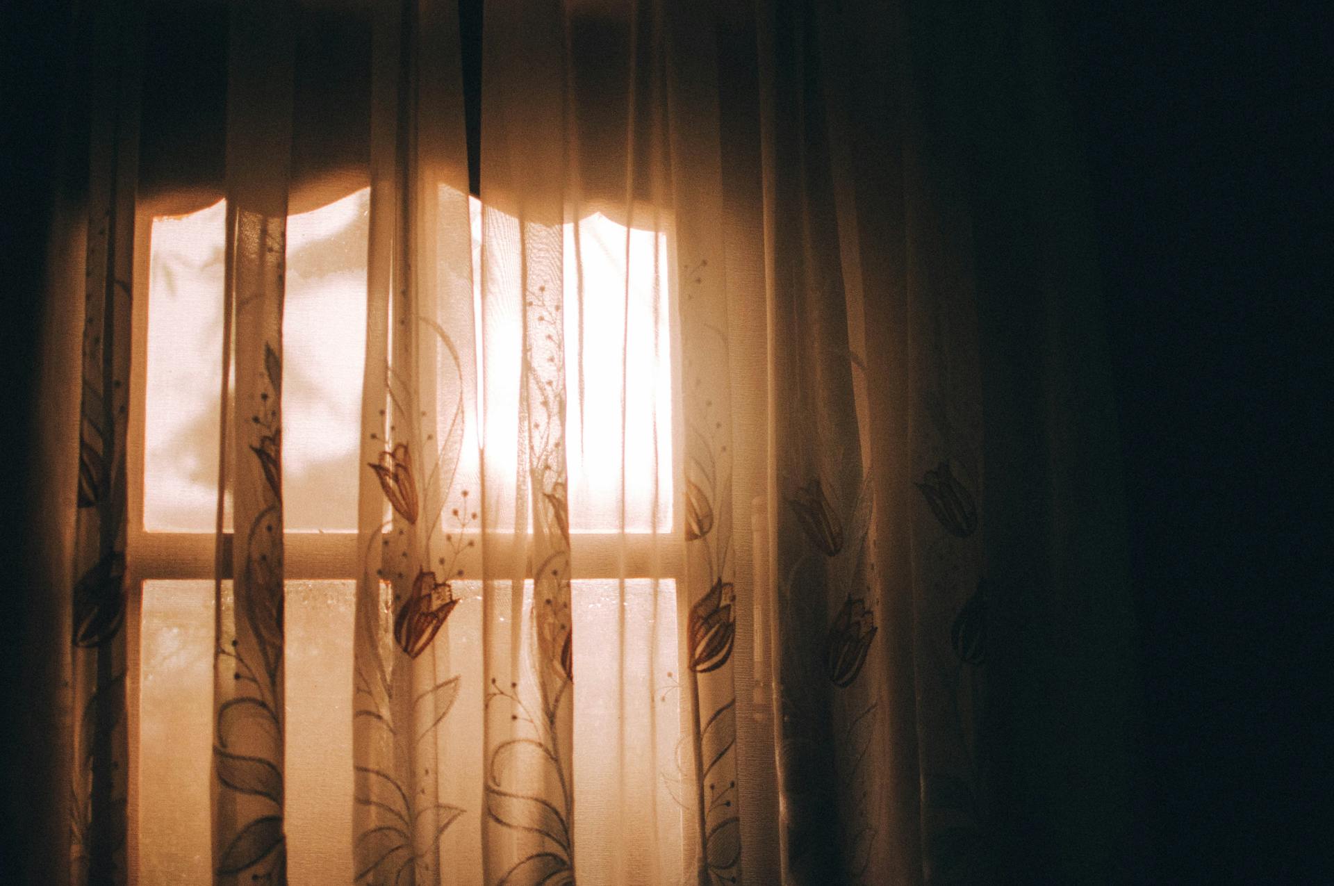 Sonnenlicht, das durch Vorhänge scheint | Quelle: Pexels
