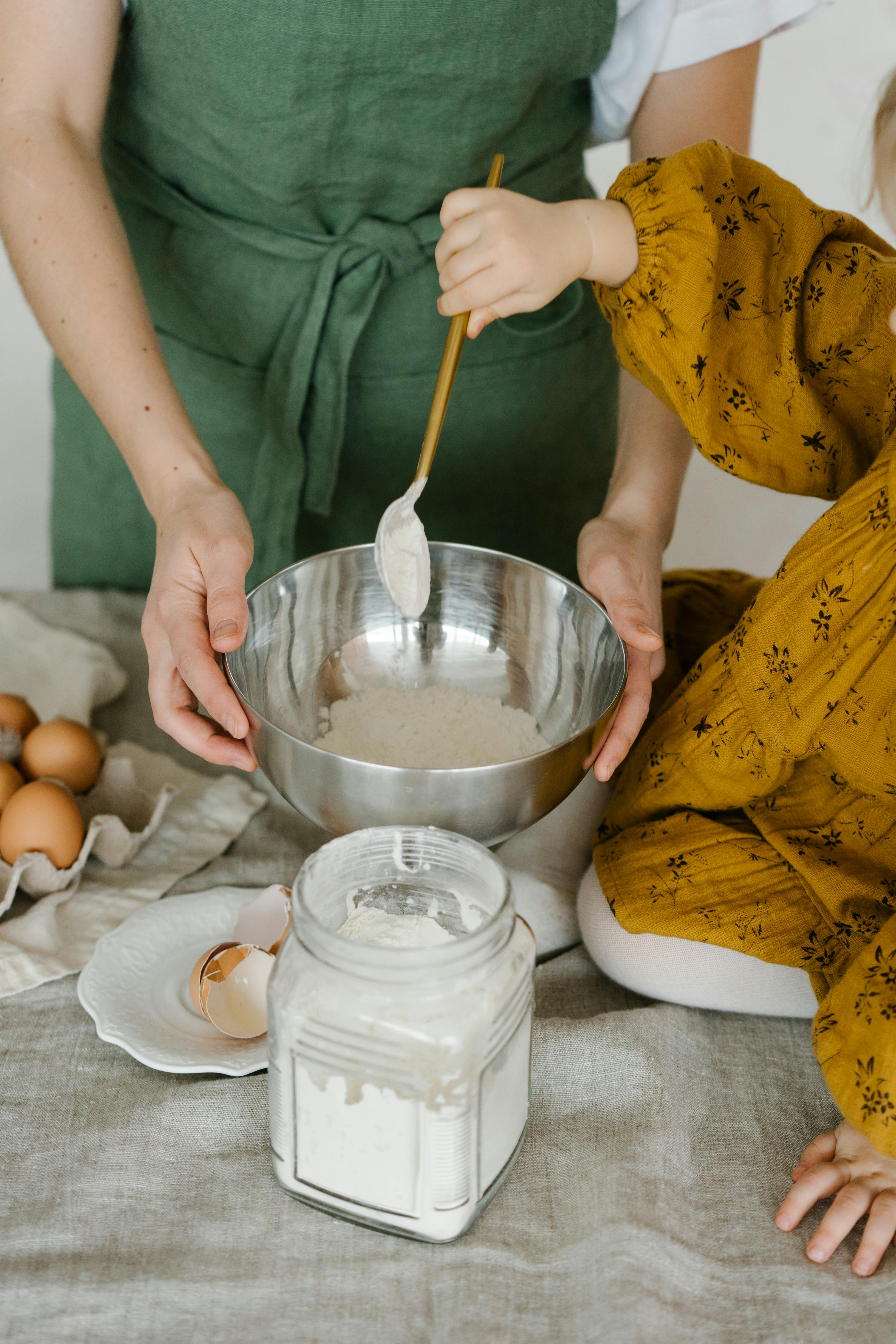 Eine Mutter backt mit ihrer Tochter | Quelle: Pexels