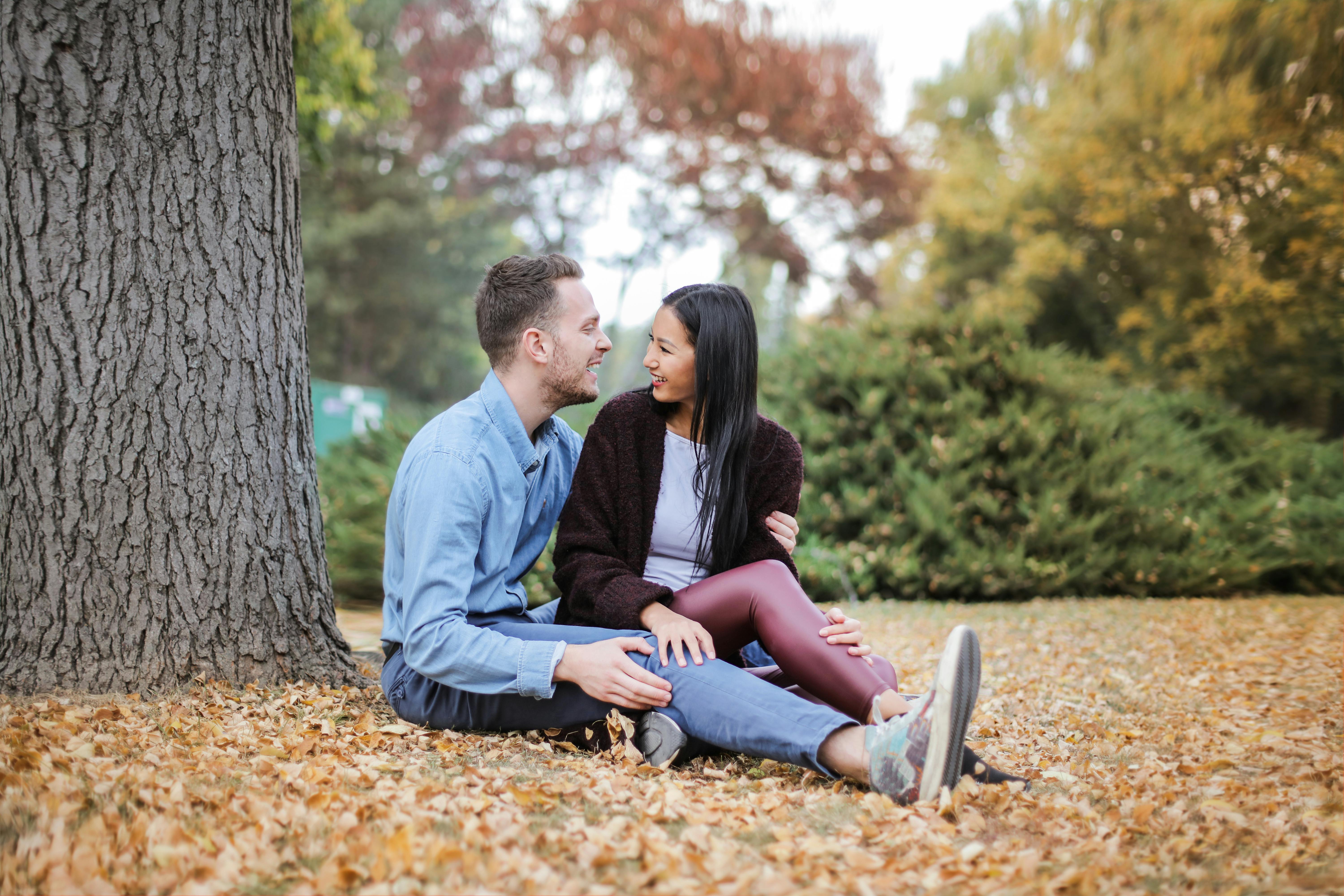 Pärchen unter einem Baum sitzend | Quelle: Pexels