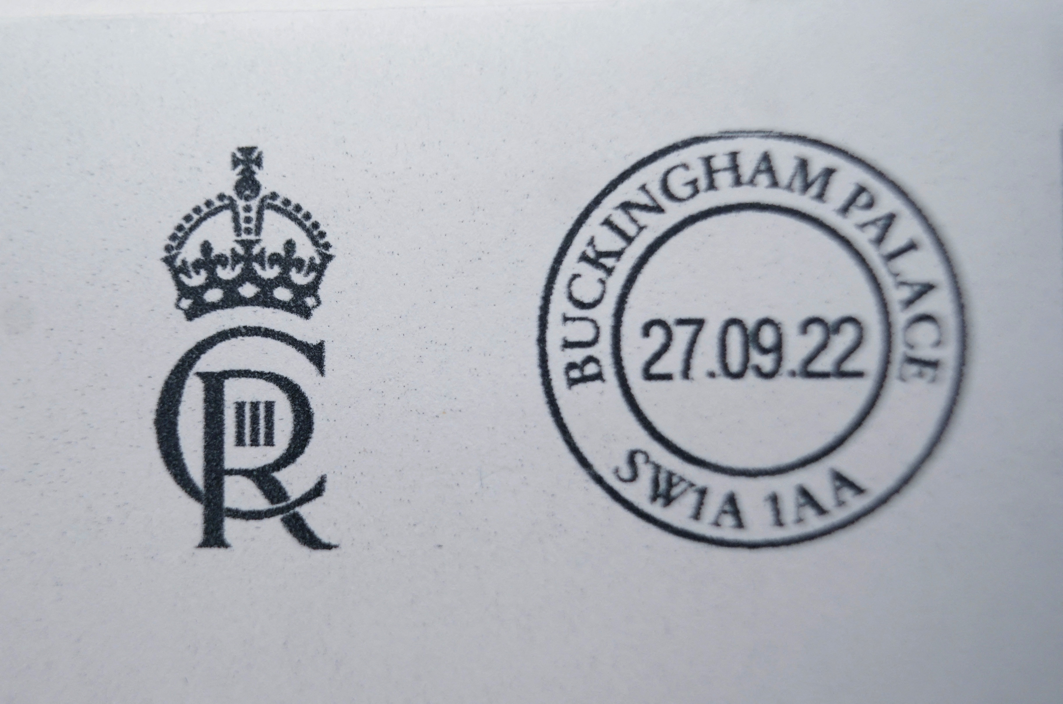 Das königliche Monogramm von König Charles III. besteht aus zwei ineinander verschlungenen „C“ und „R“, mit „III“ in der Mitte, um den dritten Monarchen namens Charles darzustellen, und einer Krone über dem Design. Das persönliche Emblem wird auf offiziellen Dokumenten, Gebäuden und anderen Gegenständen verwendet, die mit dem Monarchen in Verbindung stehen. | Source: Getty Images