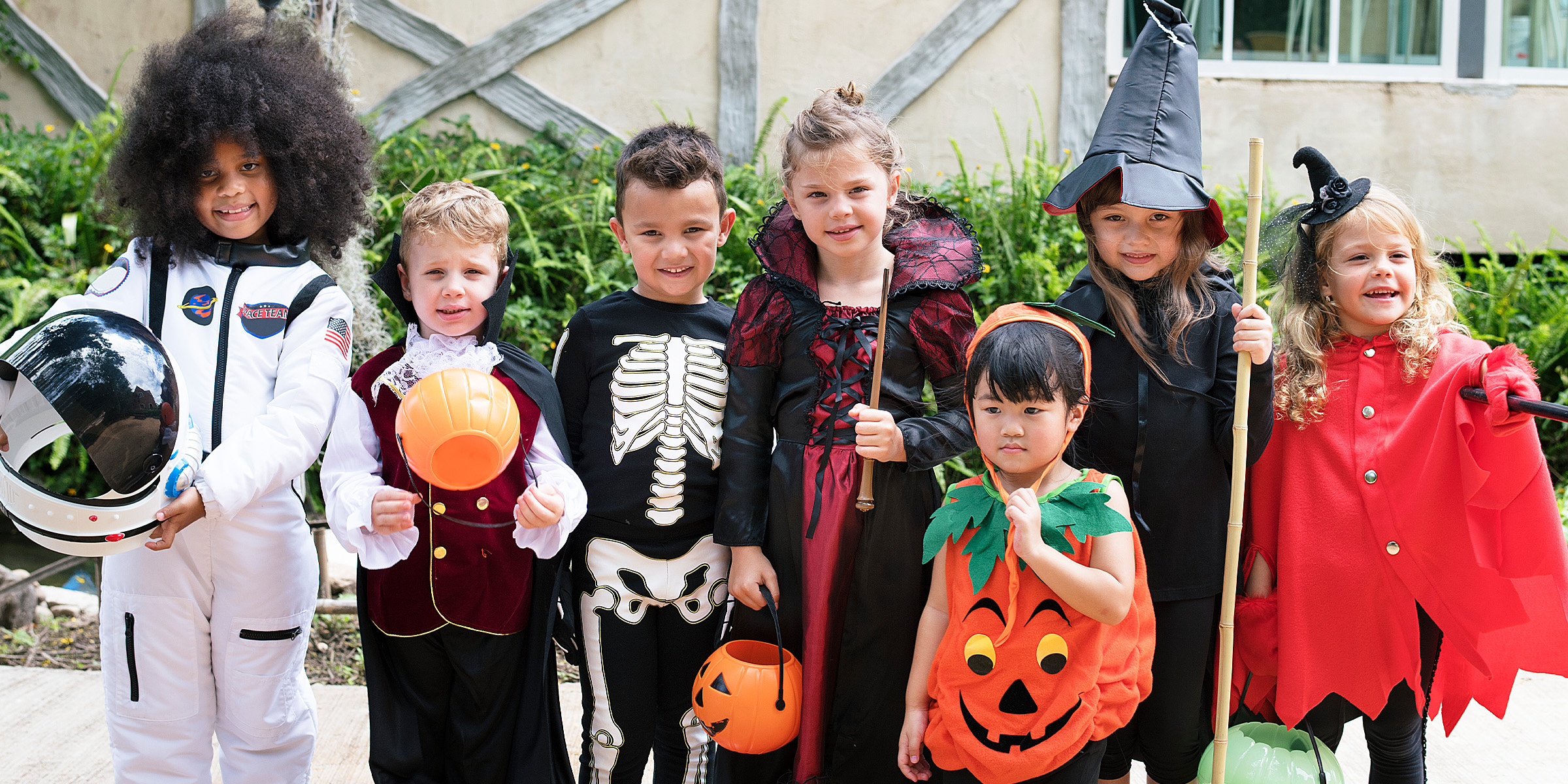 Eine Gruppe von Kindern in Halloween-Kostümen | Quelle: Freepik