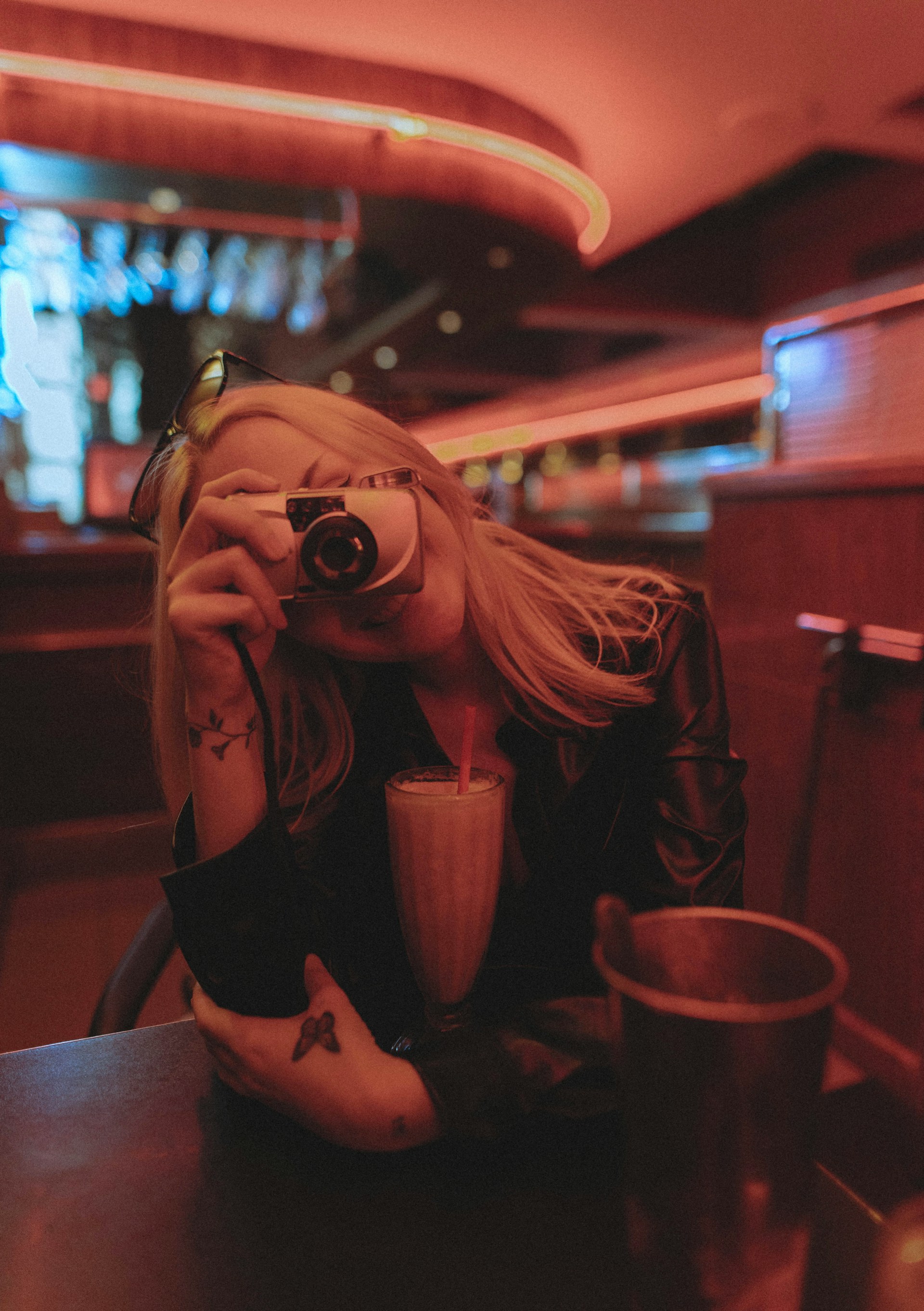 Eine Frau in einem Restaurant | Quelle: Unsplash