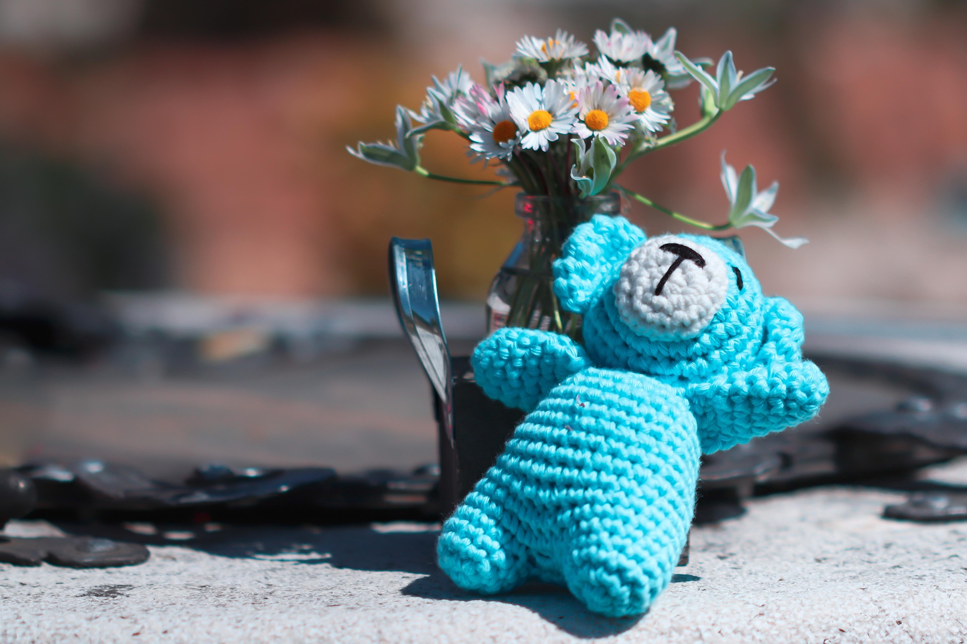 Ein handgefertigter blauer Teddybär | Quelle: Pixabay