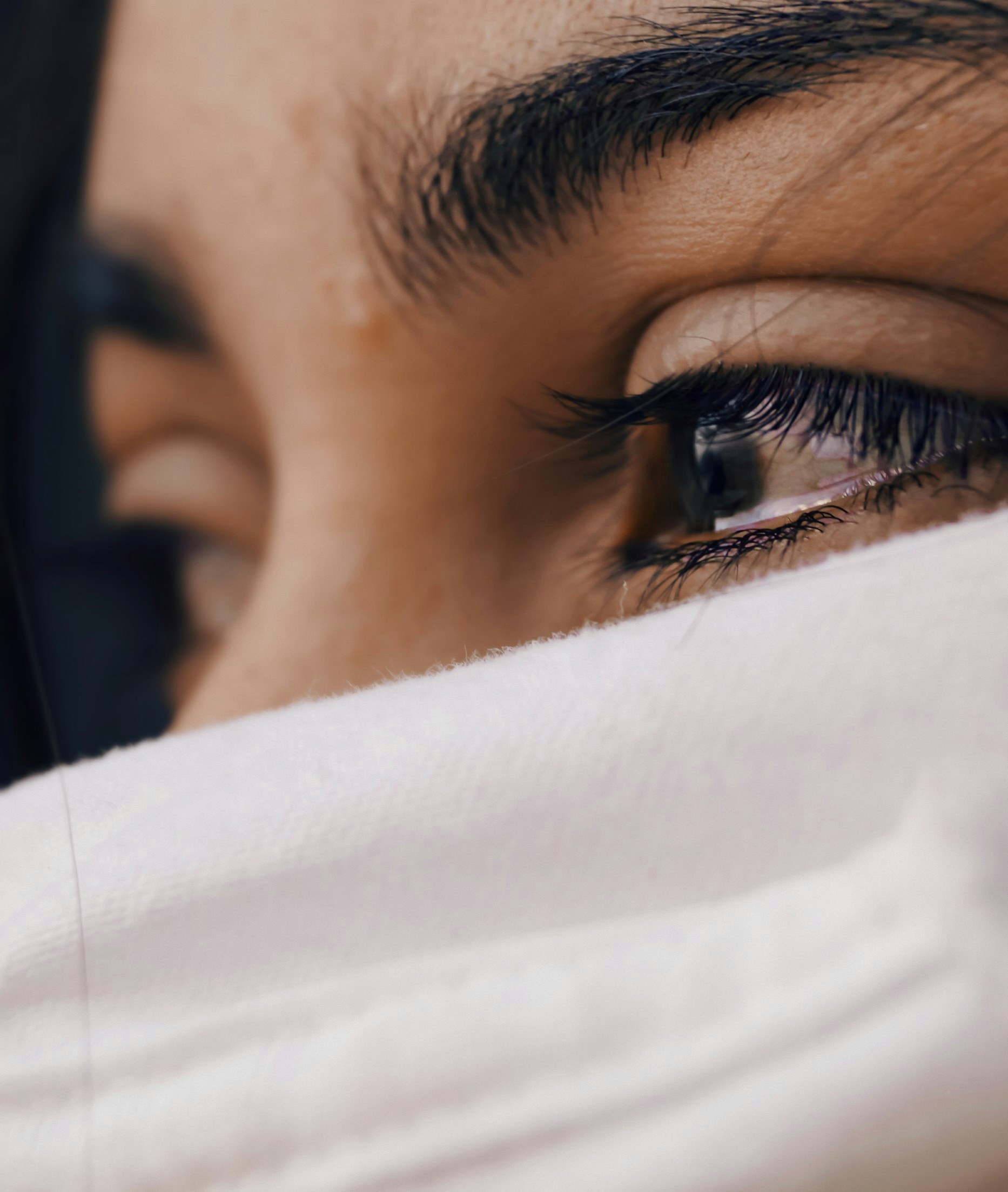 Die Augen einer emotionalen Frau füllen sich mit Tränen | Quelle: Unsplash