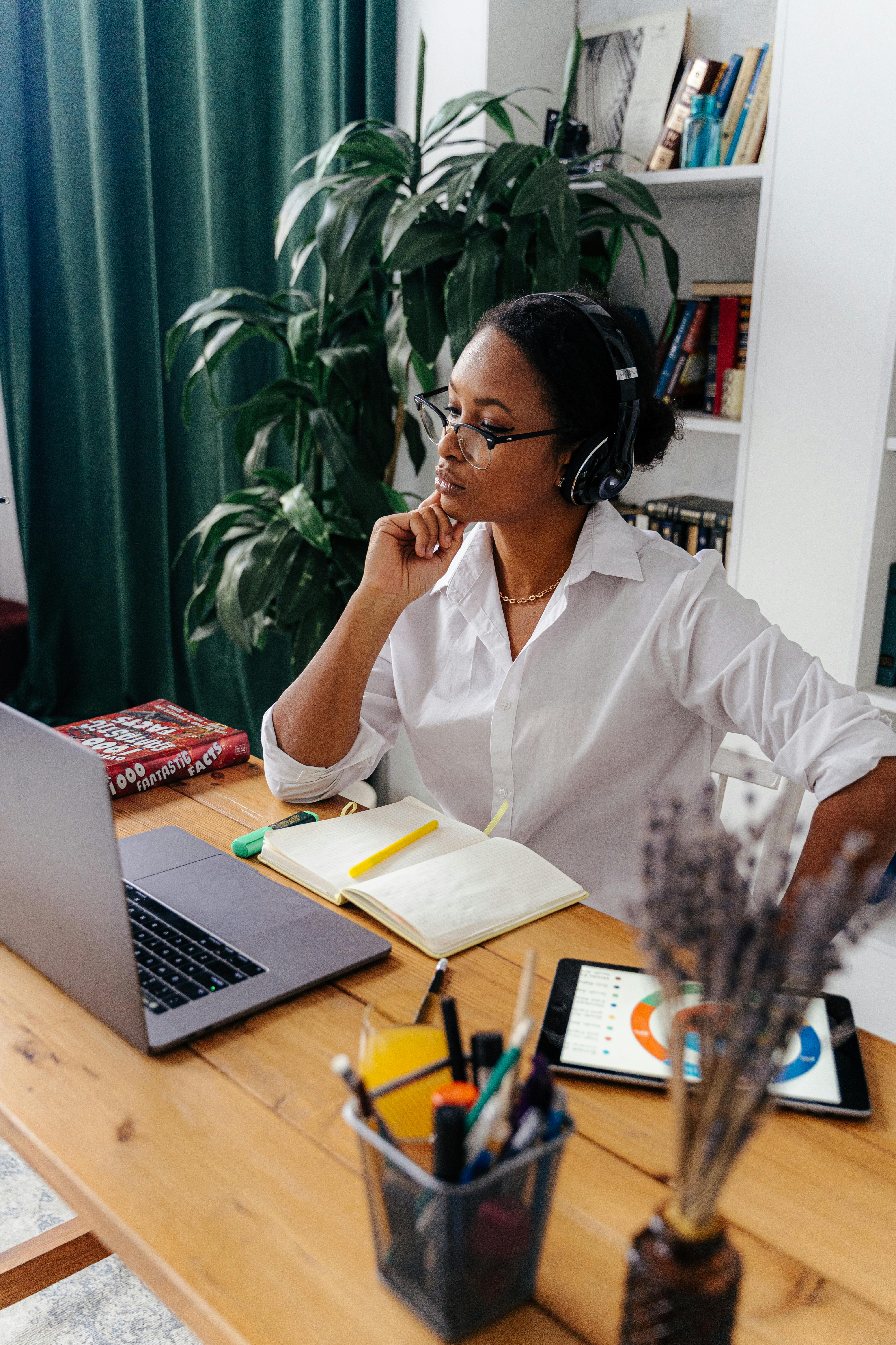 Eine aufgebrachte Frau schaut auf einen Laptop | Quelle: Pexels