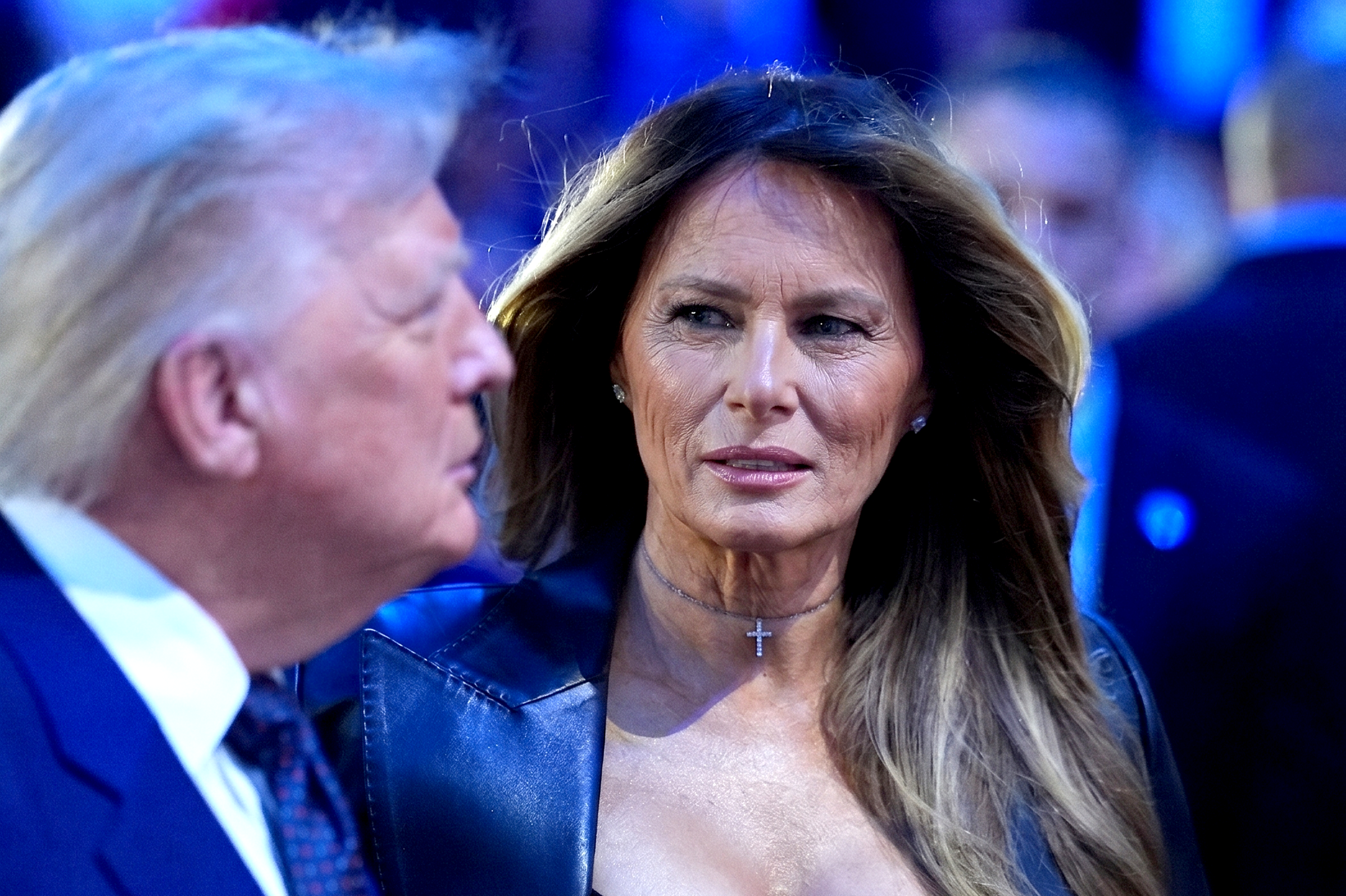 Diese durch künstliche Intelligenz erzeugte Visualisierung zeigt Trump mit sichtbaren Alterserscheinungen, als sie gemeinsam mit ihrem Ehemann bei einer öffentlichen Veranstaltung auftritt. Die Simulation verdeutlicht tiefere Gesichtsfalten und eine nachlassende Hautelastizität. | Quelle: Gemini