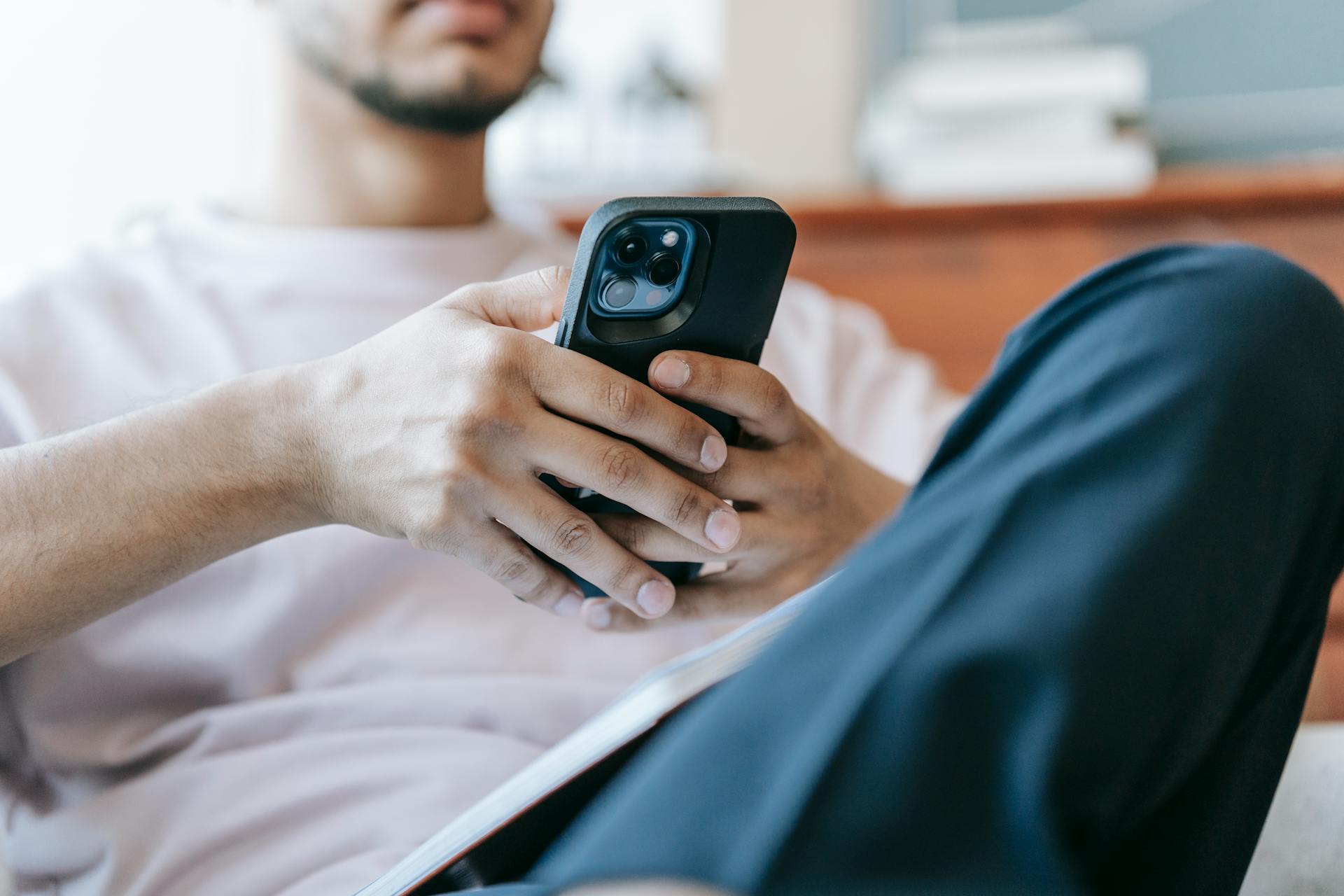 Ein Mann hält sein Telefon | Quelle: Pexels