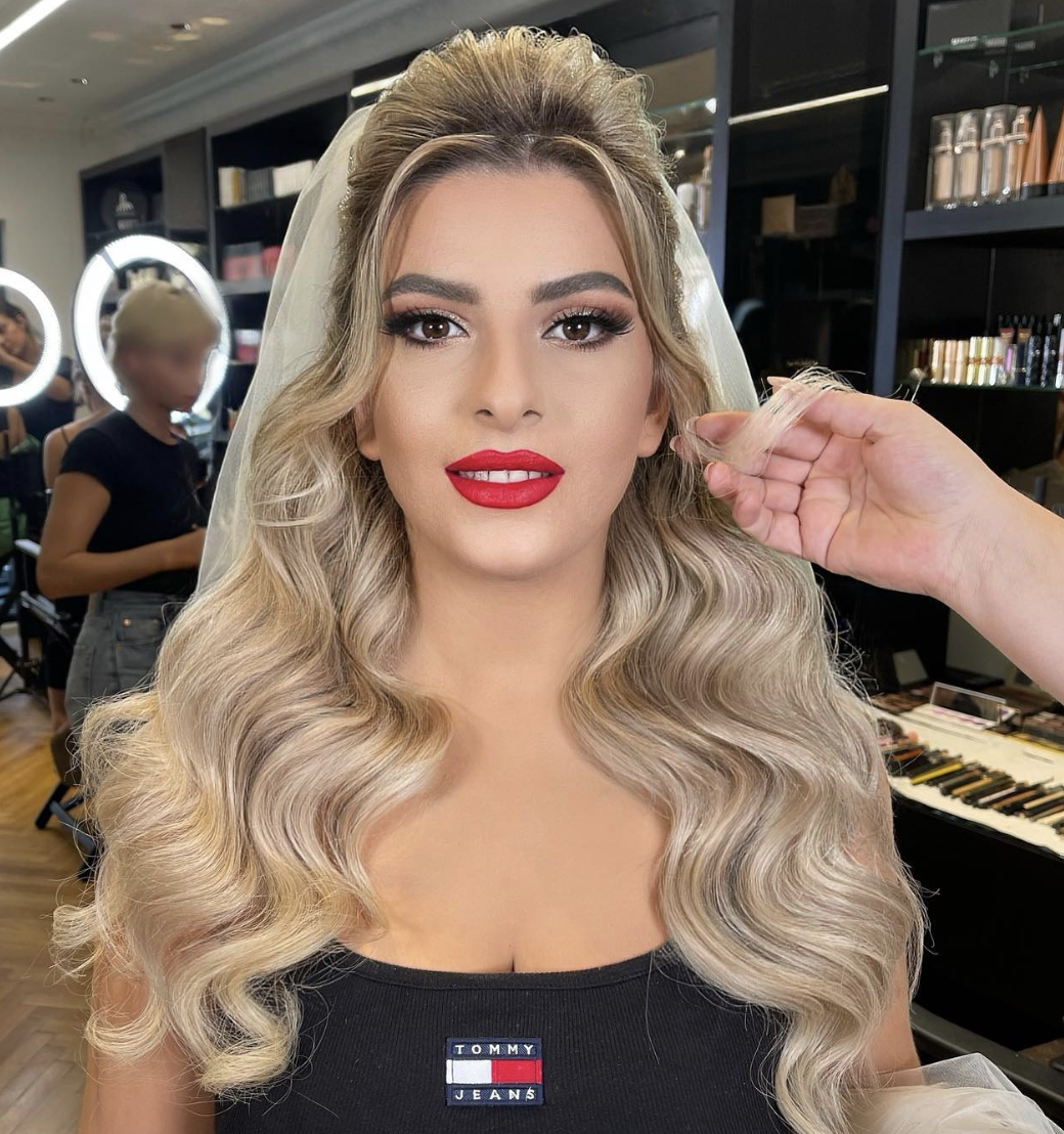 Die Braut nach dem Glam-Make-up | Quelle: Instagram/arber_bytyqi_mua