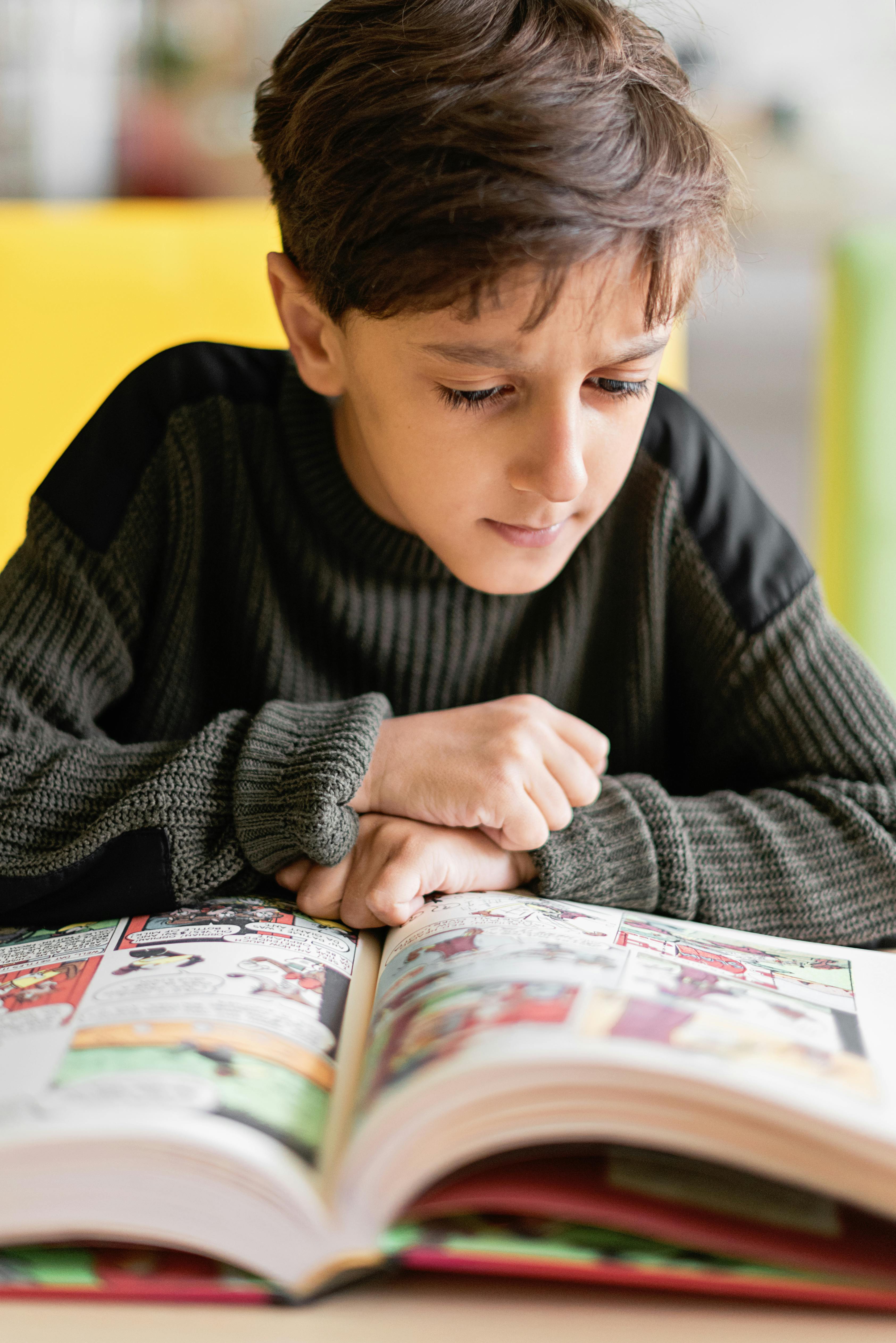 Ein Junge beim Lesen | Quelle: Pexels