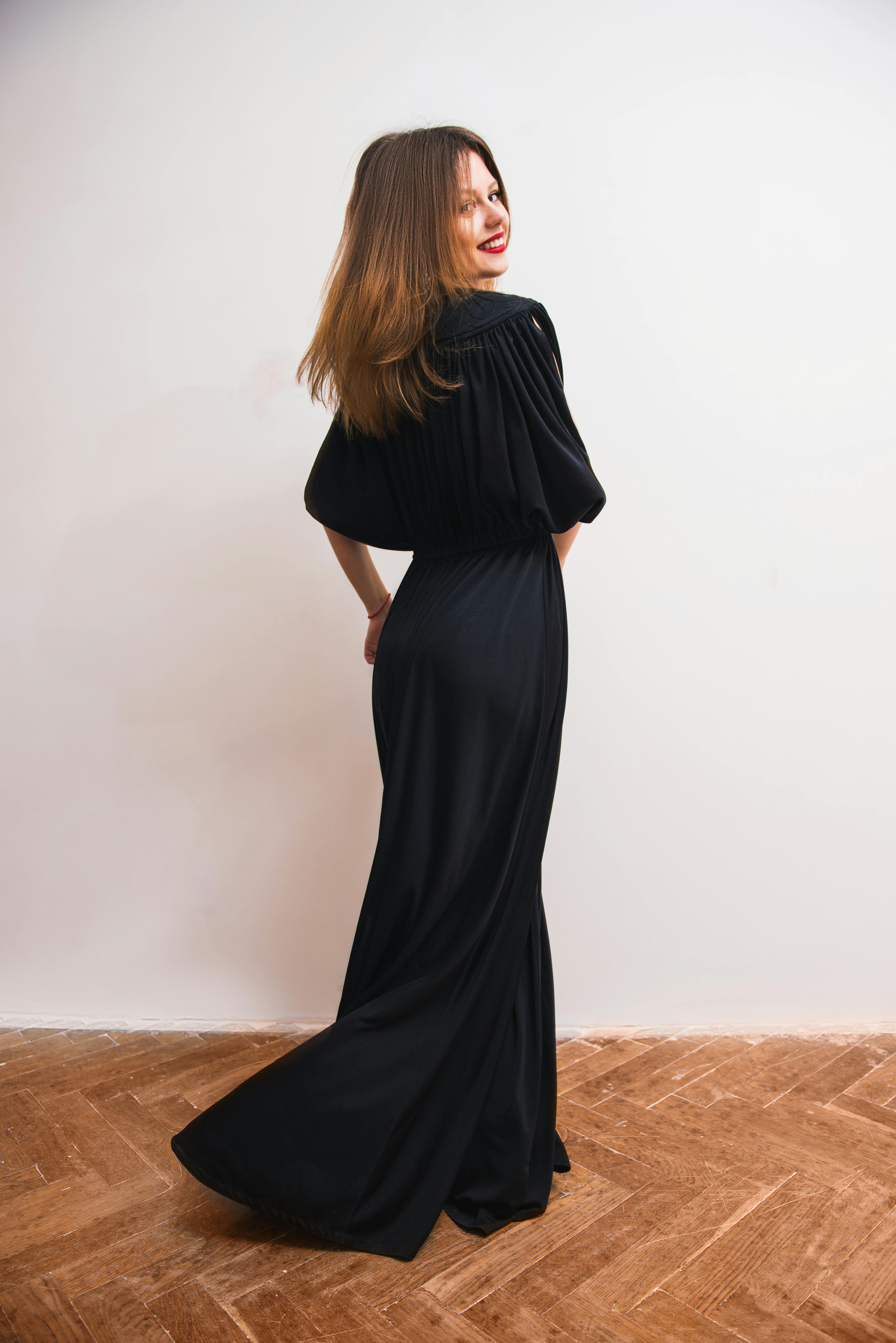 Eine Frau in einem schwarzen Kleid | Quelle: Pexels