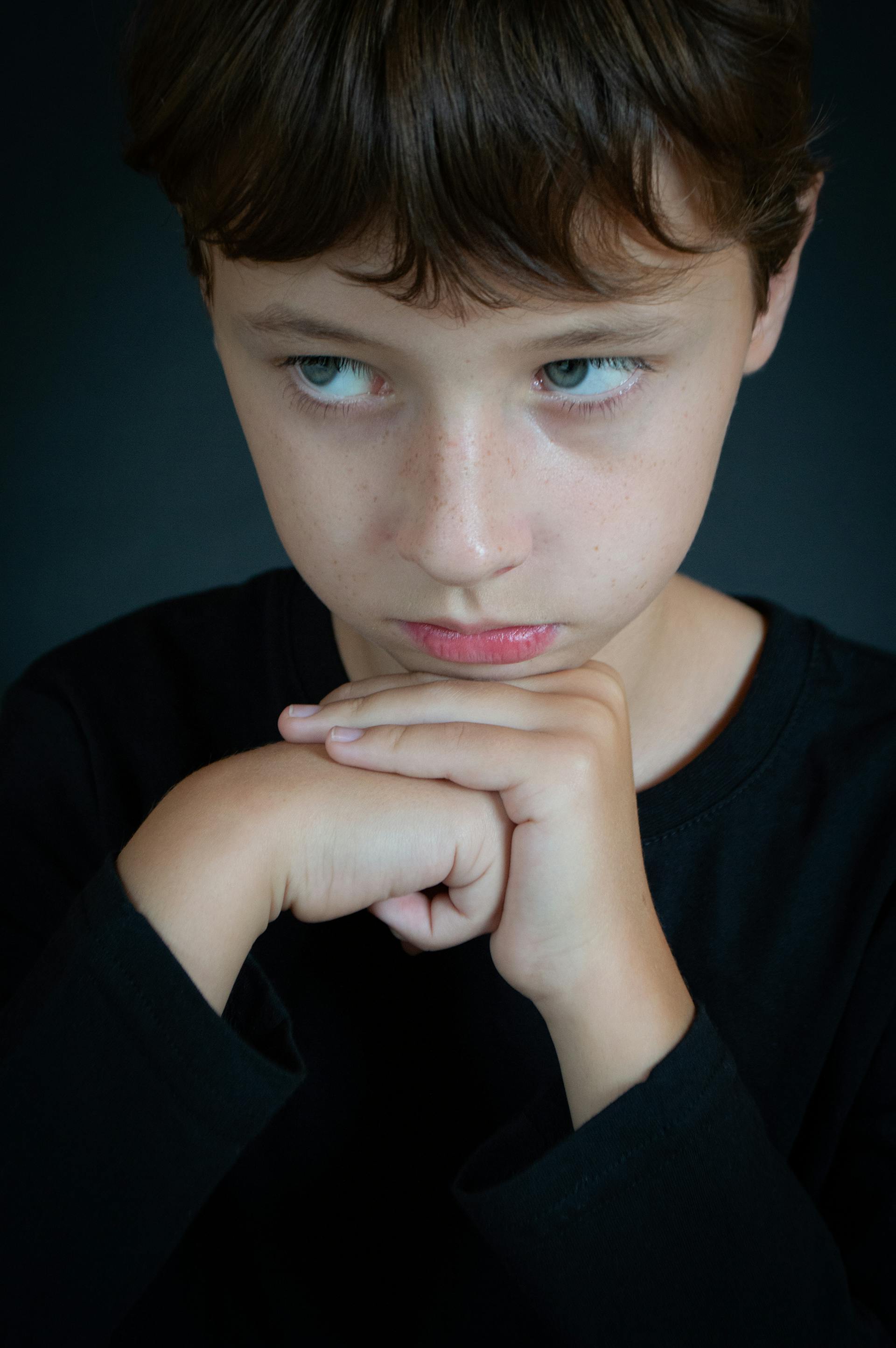 Ein Junge in einem schwarzen Hemd | Quelle: Pexels