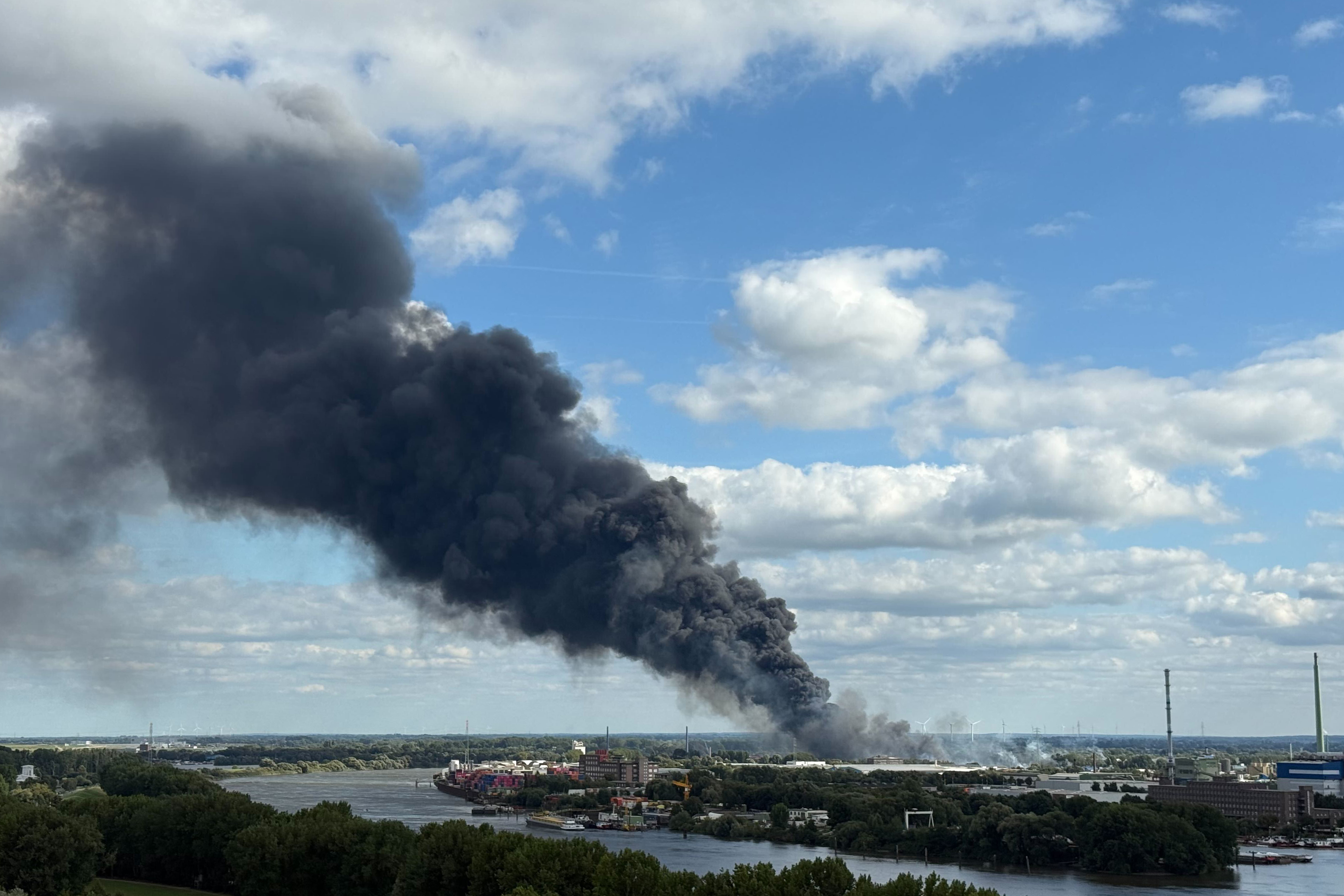 25. August 2025, Hamburg: Über der Stadt ist eine große Rauchwolke zu sehen. | Quelle: Getty Images