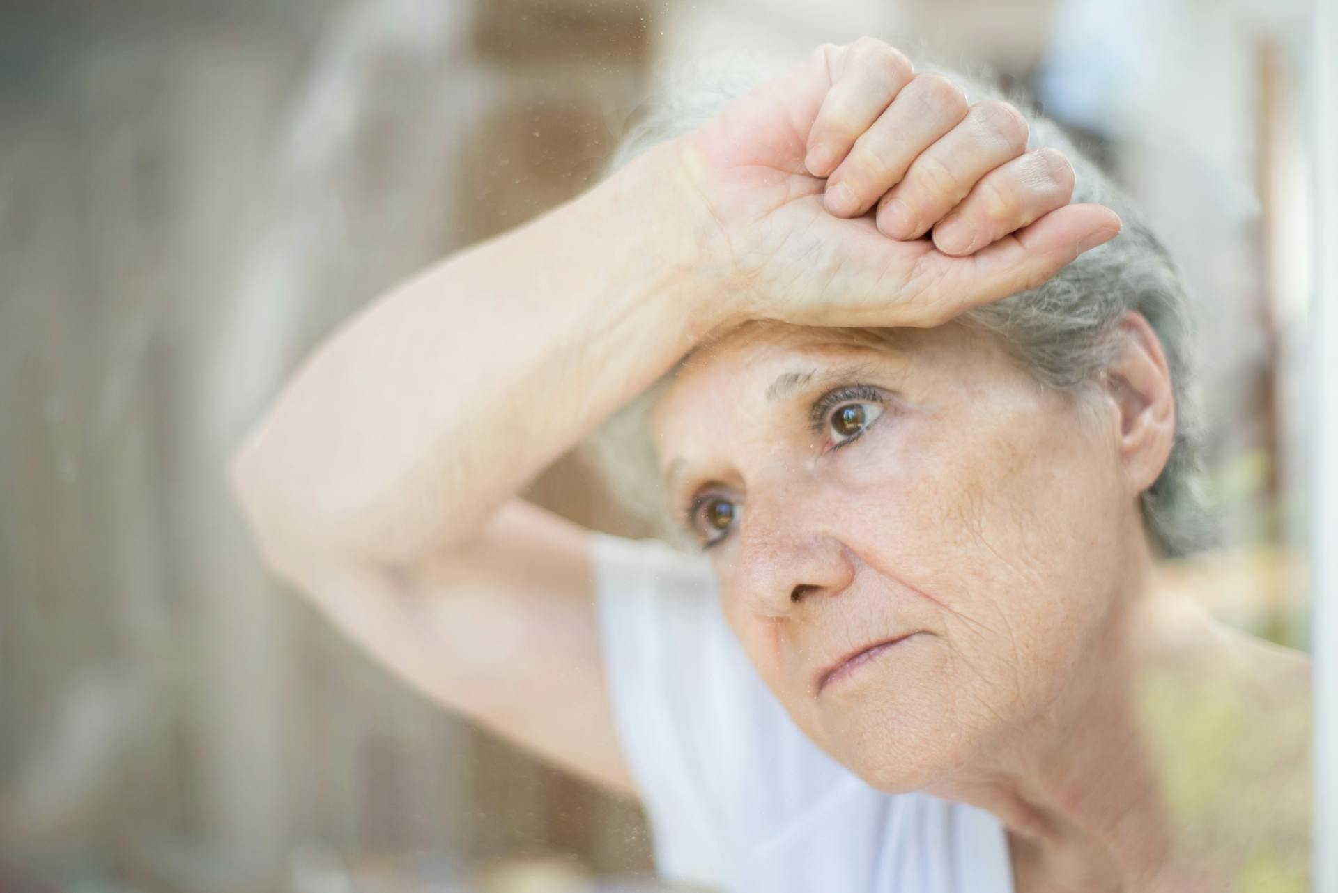 Eine Frau, die durch ein Fenster schaut | Quelle: Pexels