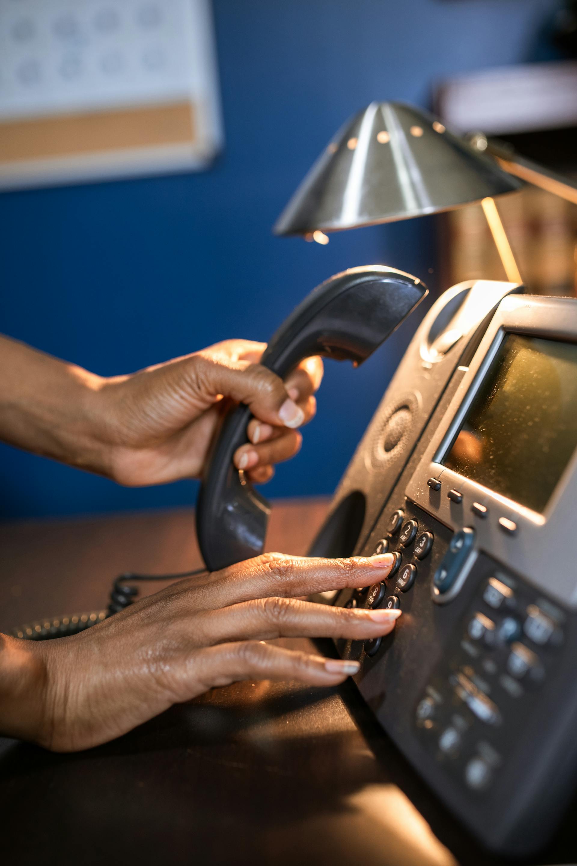 Eine Person hält ein Telefon | Quelle: Pexels
