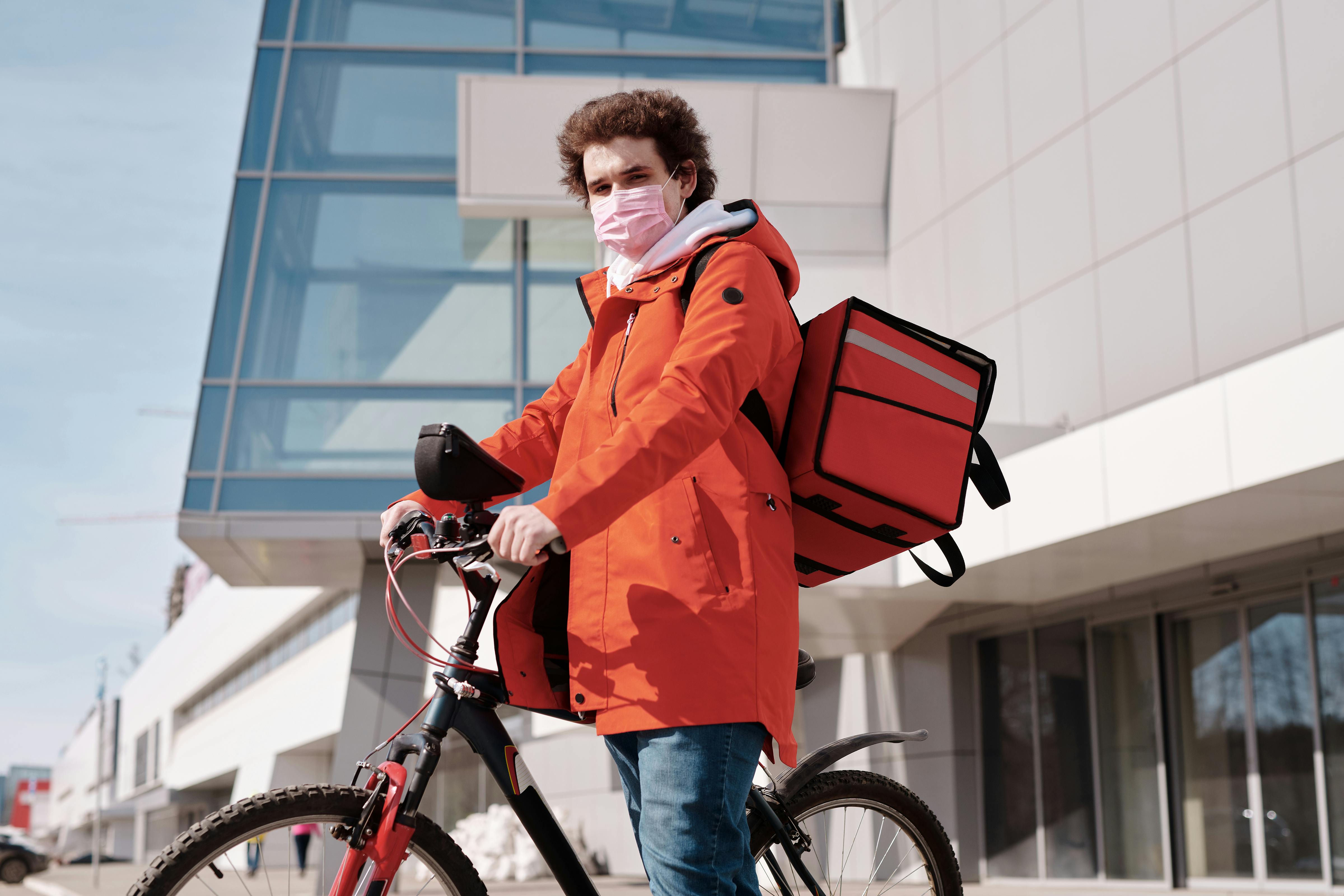 Ein Lieferfahrer | Quelle: Pexels