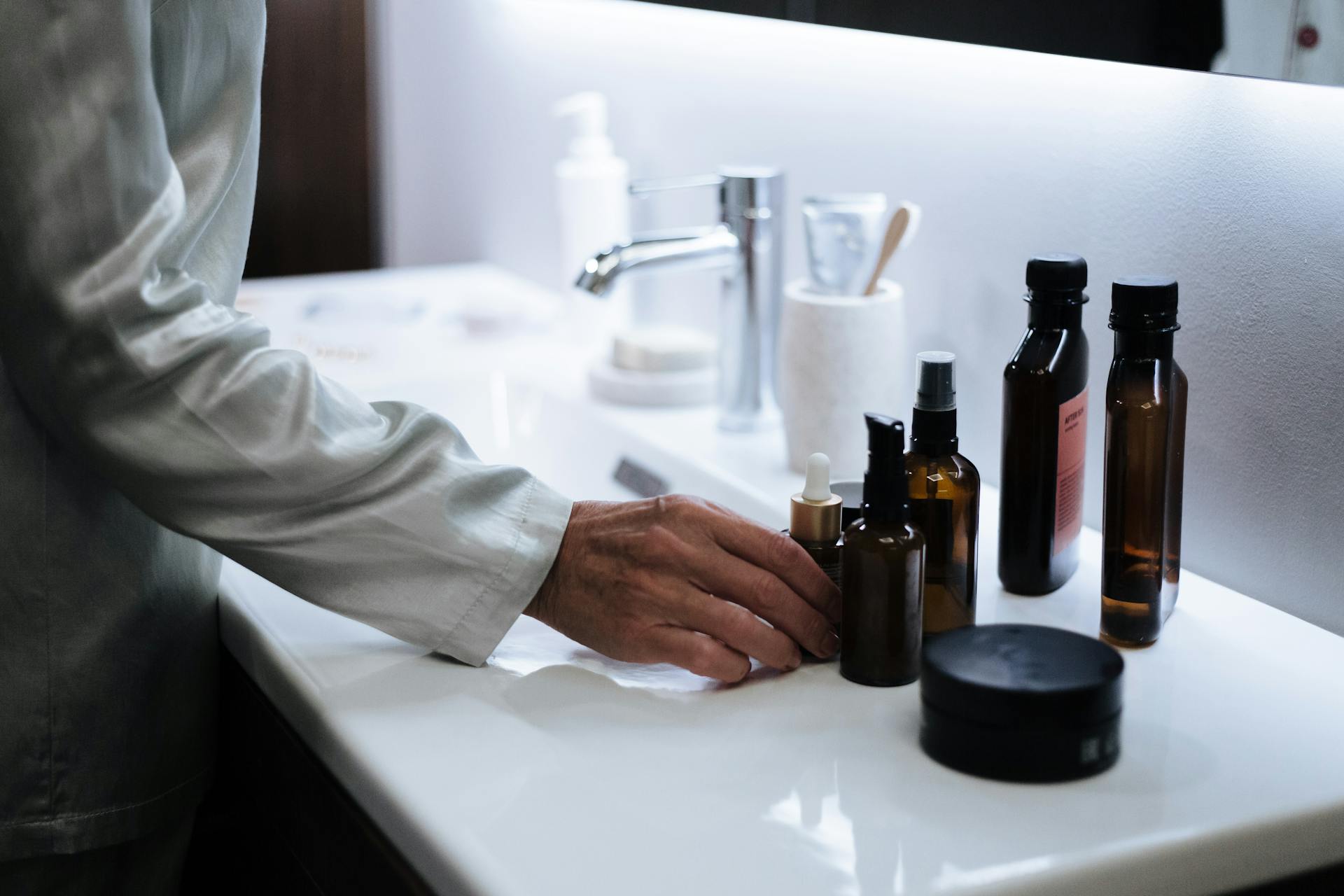 Eine Frau benutzt Hautpflegeprodukte im Badezimmer | Quelle: Pexels