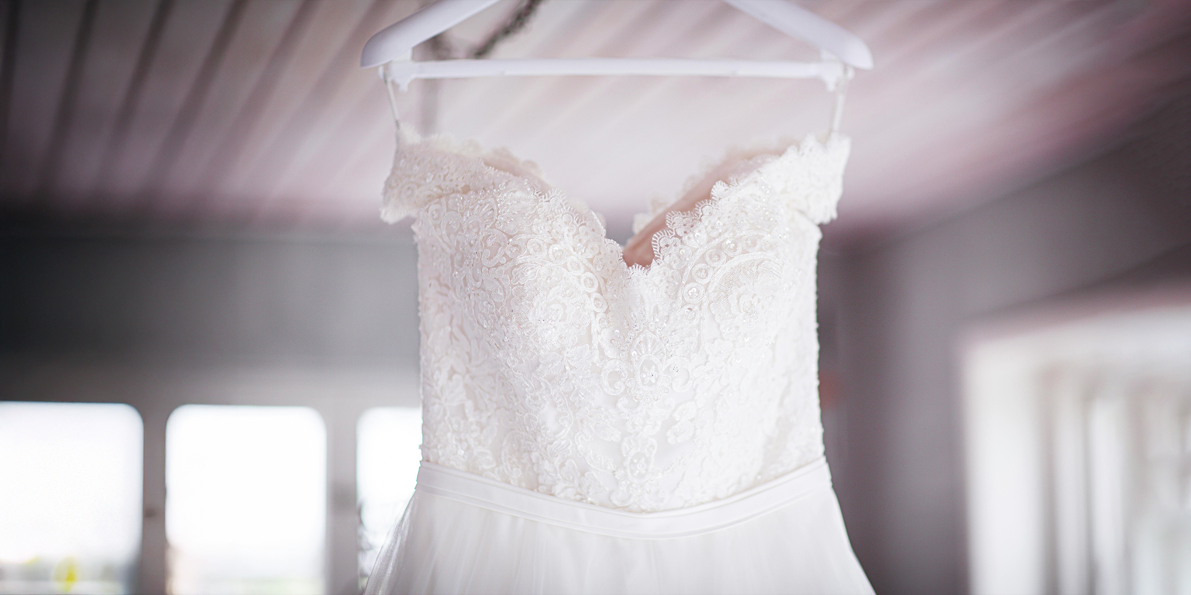 Hochzeitskleid auf dem Zitterbalken hängend | Quelle: Pexels
