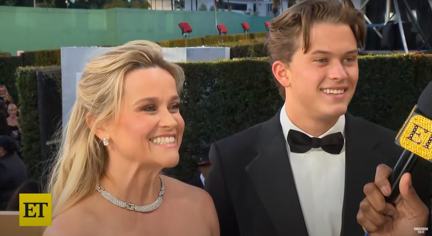 Reese Witherspoon und Deacon Phillippe im Gespräch mit Entertainment Tonight bei den Golden Globes 2024, aufgenommen am 8. Januar 2024. | Quelle: YouTube/Entertainment Tonight