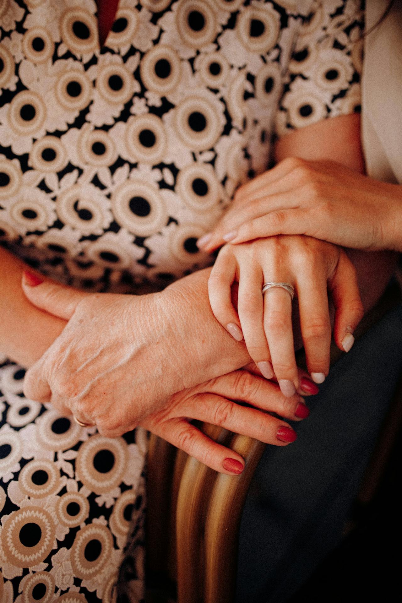 Nahaufnahme einer Frau, die die Hand einer älteren Dame hält | Quelle: Pexels