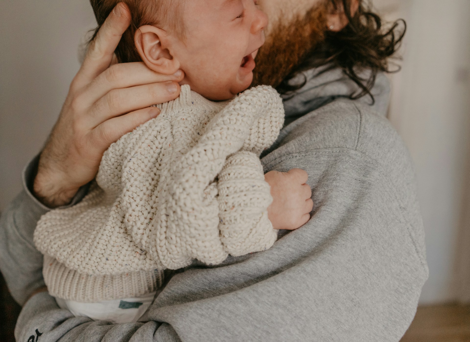 Ein Mann hält ein Baby | Quelle: Unsplash