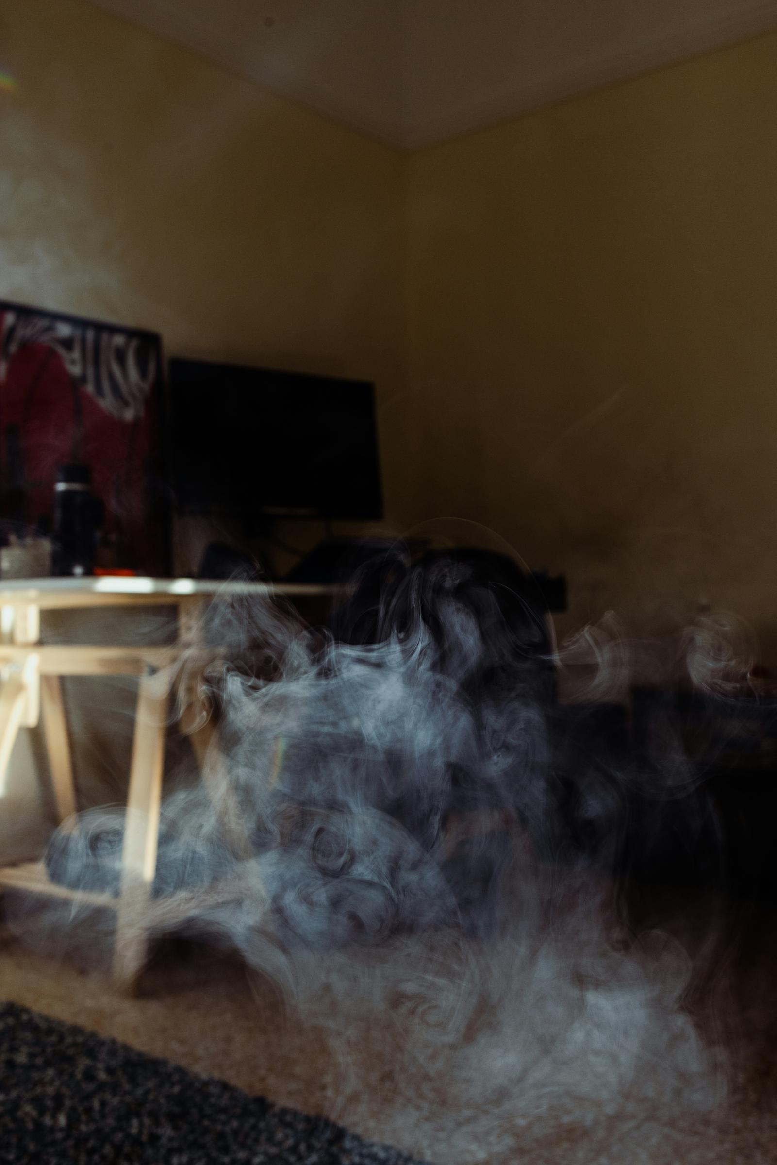 Rauch in einem Haus | Quelle: Unsplash
