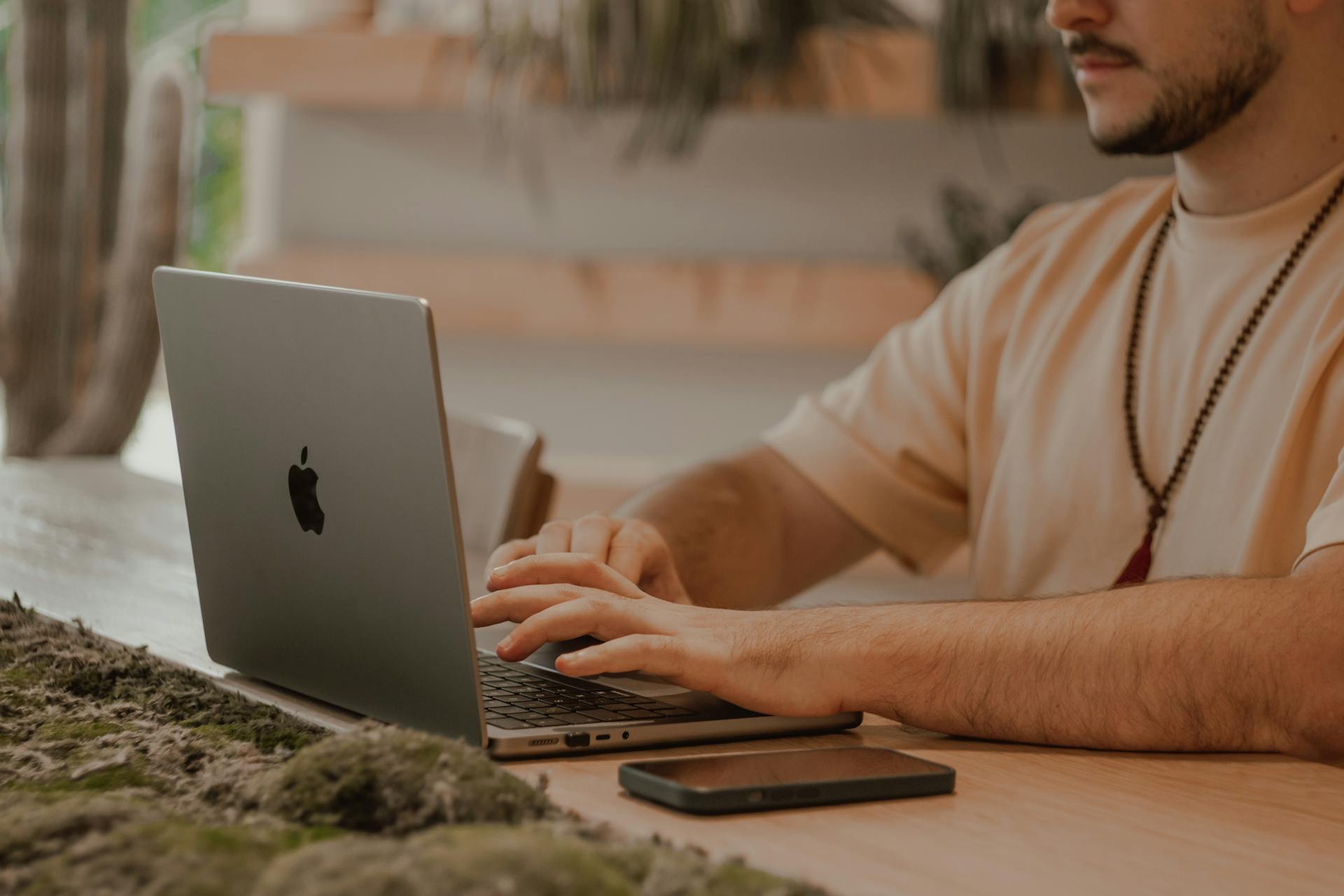Ein Mann benutzt seinen Laptop | Quelle: Pexels