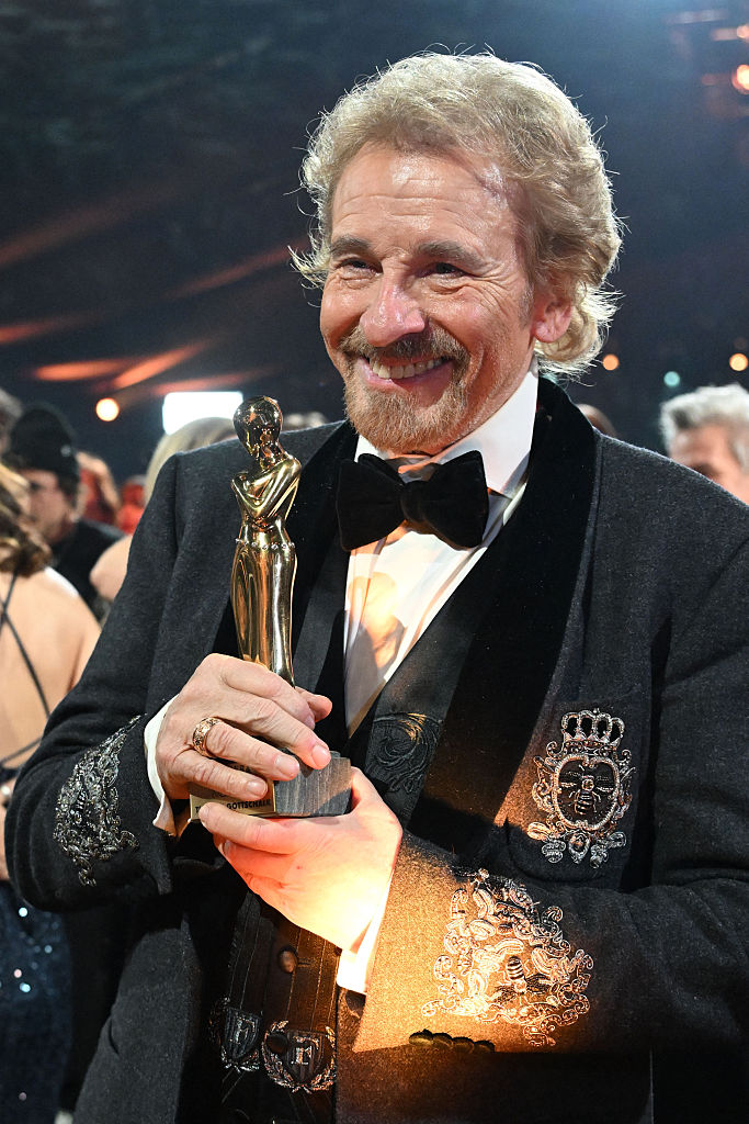 Der deutsche Moderator und Entertainer Thomas Gottschalk posiert mit seiner Trophäe während der Preisverleihung der Kurier Romy Gala in Kitzbühel, Österreich, am 28. November 2025. | Quelle: Getty Images