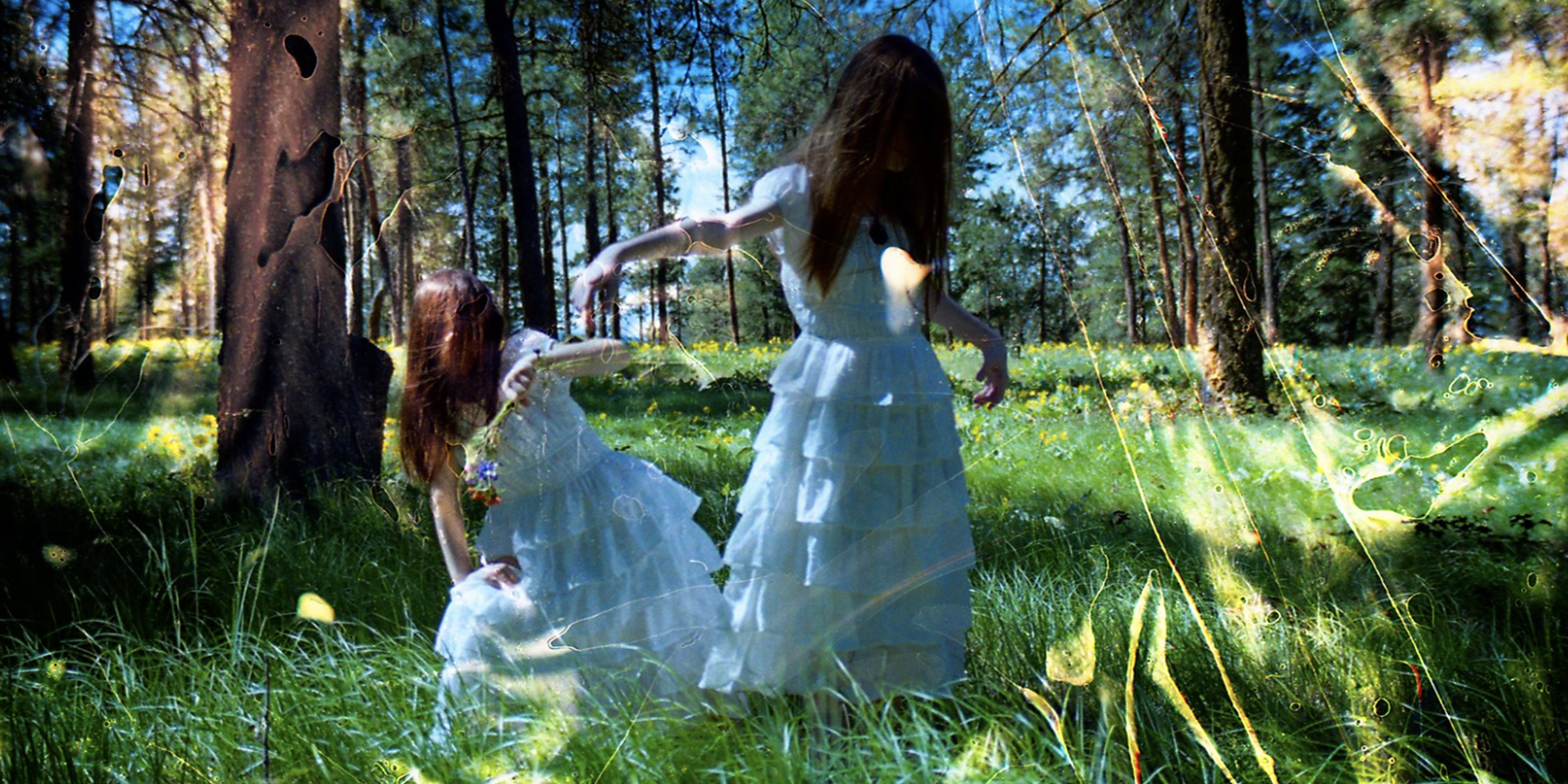 Zwei Mädchen spielen auf einer Wiese | Quelle: Flickr (Public Domain)