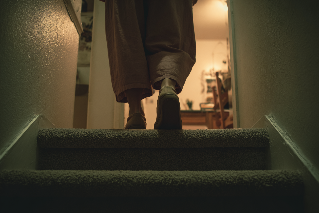 Eine Frau, die eine Treppe hinaufsteigt | Quelle: Midjourney