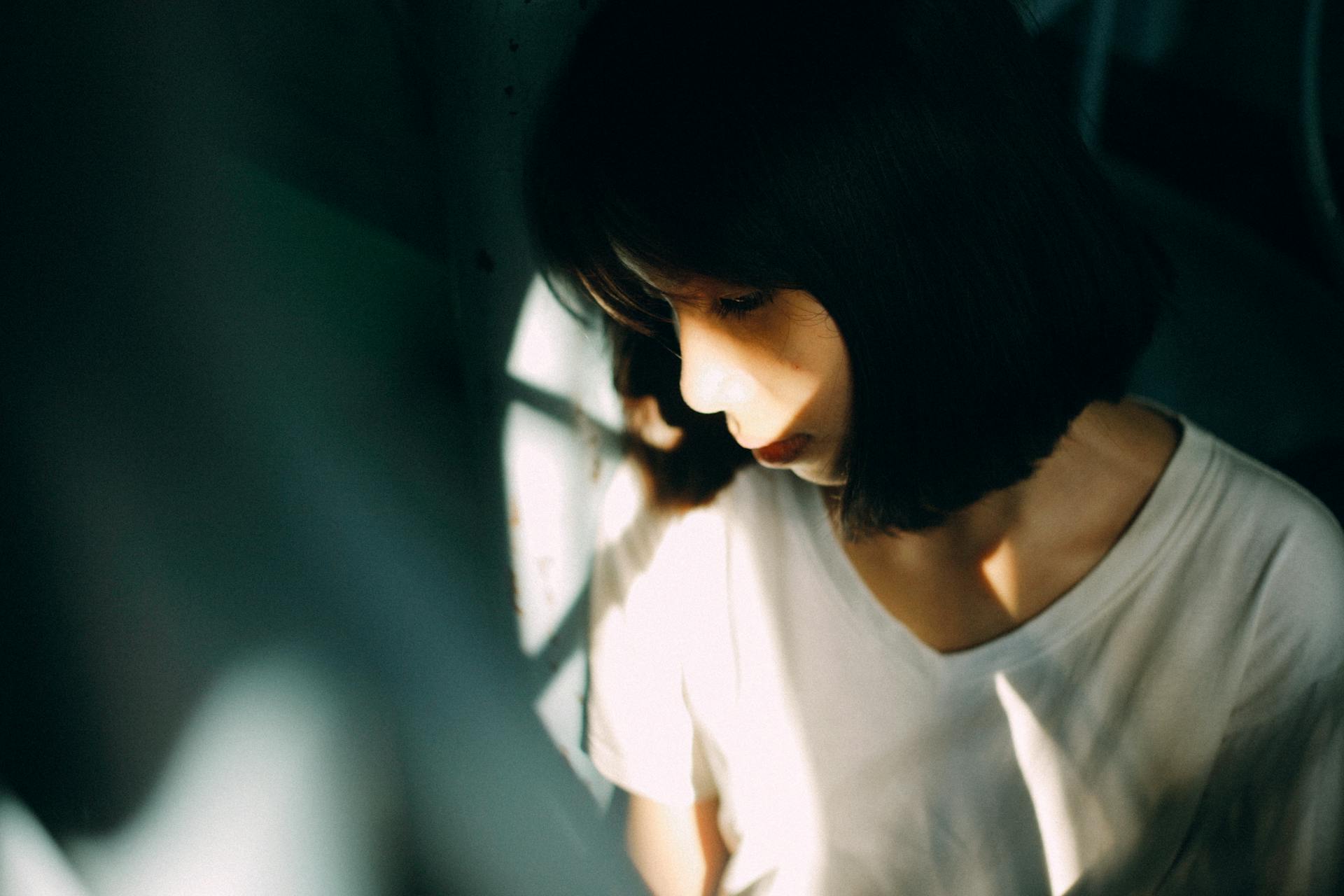 Ein trauriges Mädchen im Schatten | Quelle: Pexels