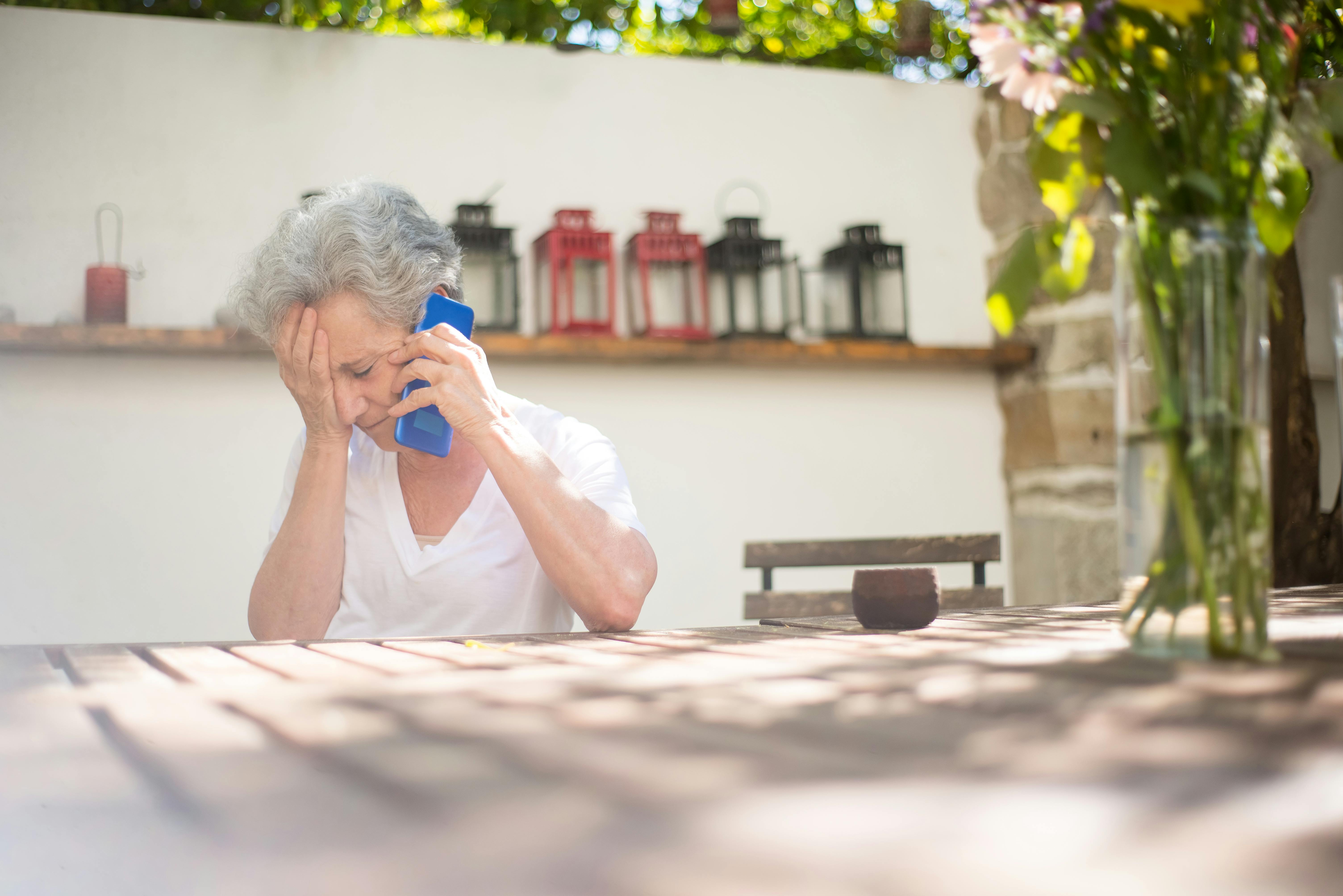 Eine traurige Frau bei einem Anruf | Quelle: Pexels