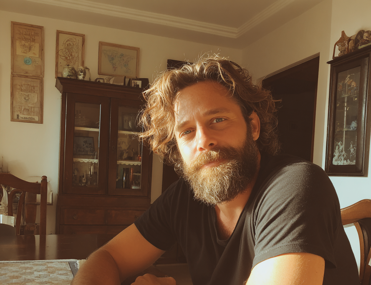 Ein amüsierter Mann, der an einem Esstisch sitzt | Quelle: Midjourney