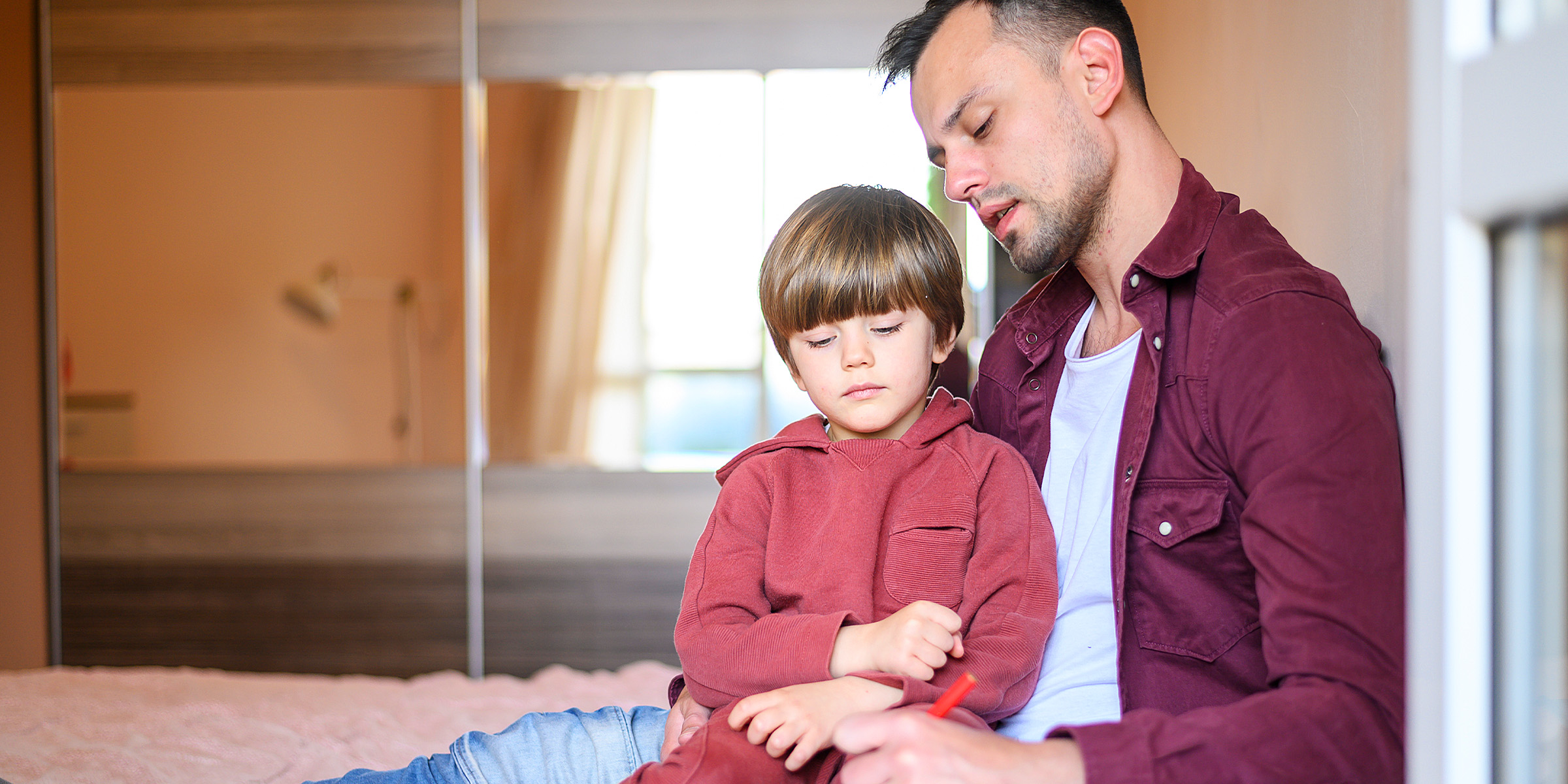 Ein Vater-Sohn-Duo sitzt zusammen | Quelle: Freepik