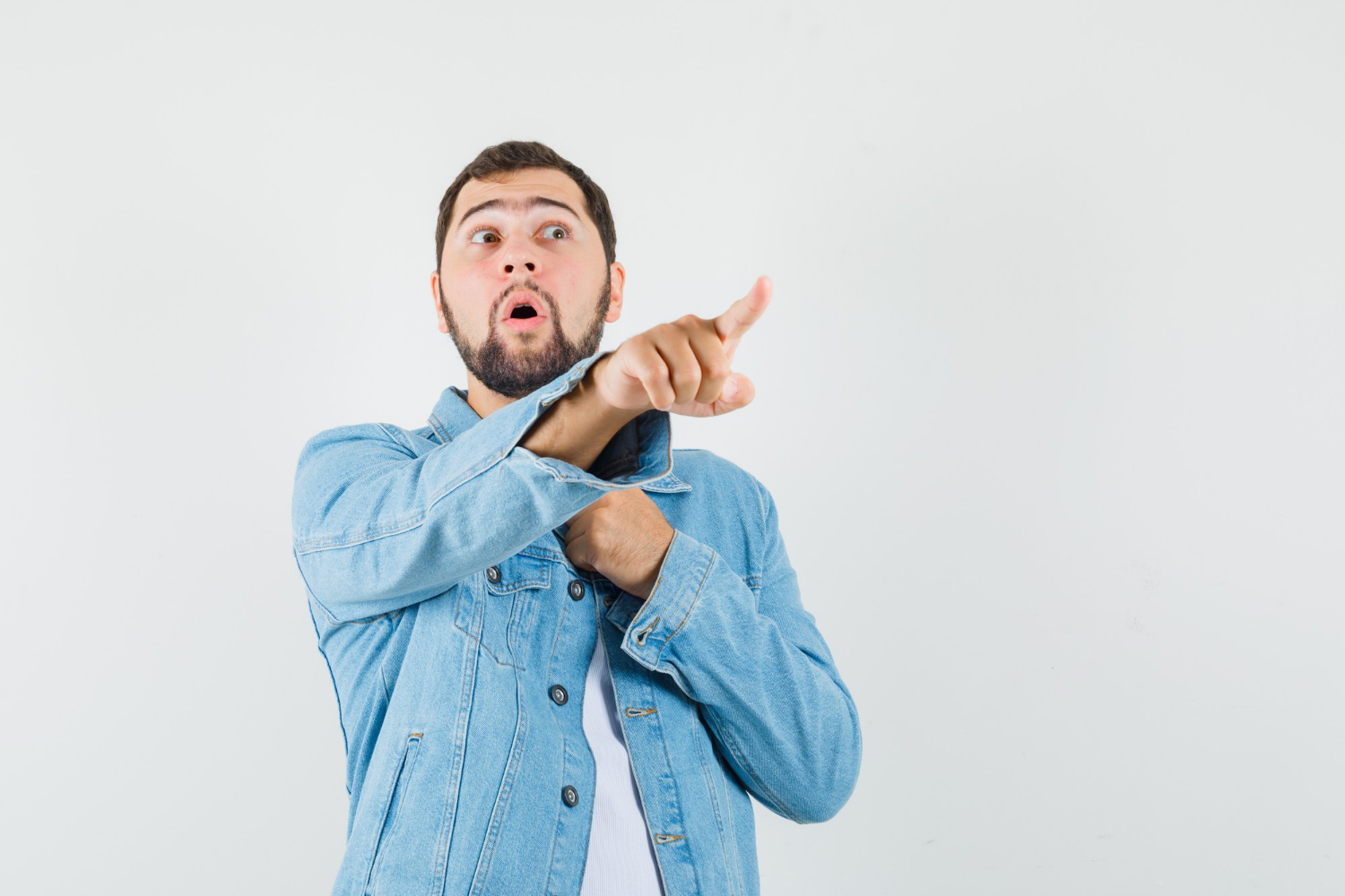 Ein fassungsloser Mann, der mit dem Finger zeigt | Quelle: Freepik