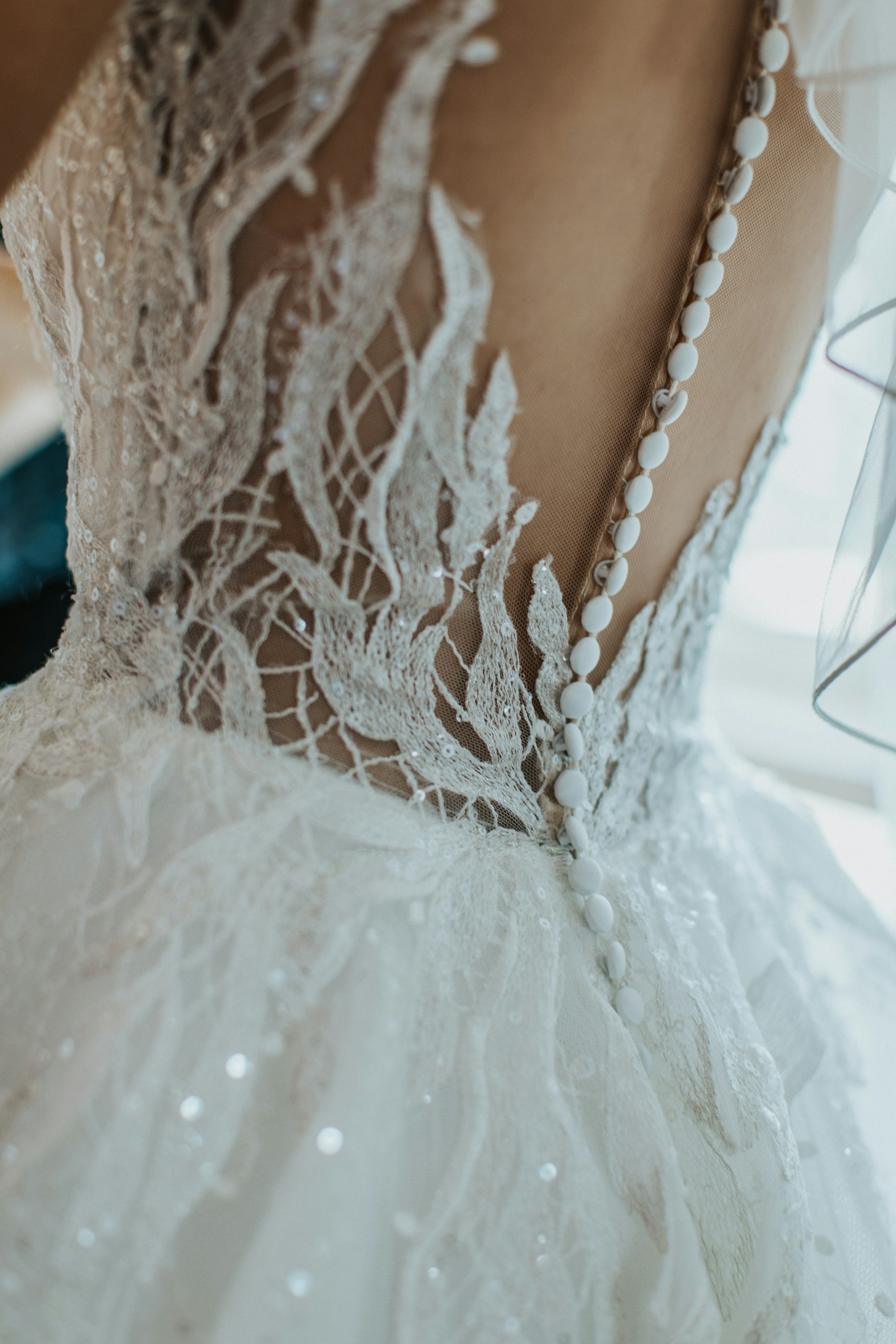 Nahaufnahme eines Hochzeitskleides | Quelle: Unsplash