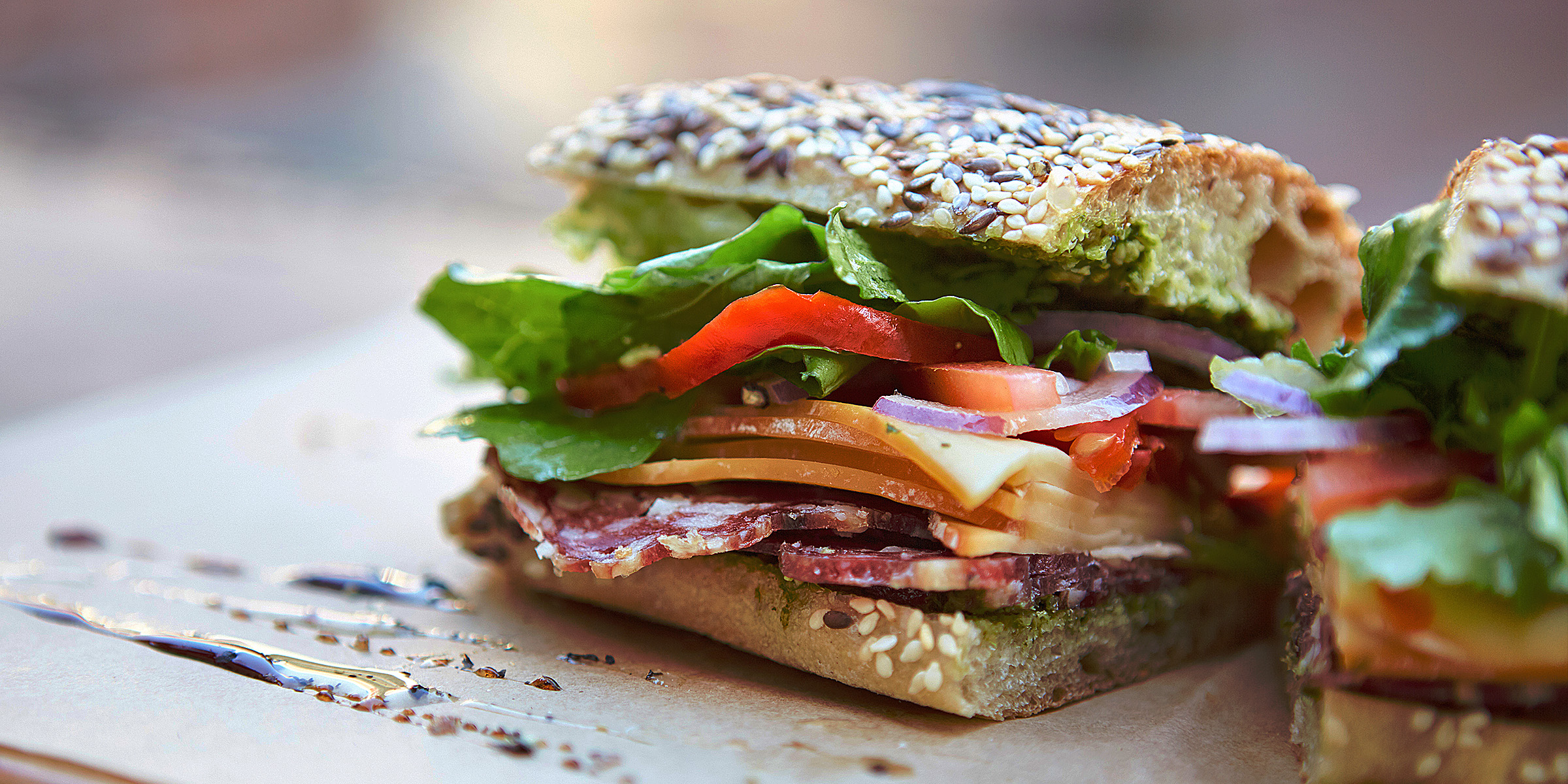 Ein frisches Sandwich in der Mitte durchgeschnitten | Quelle: Shutterstock
