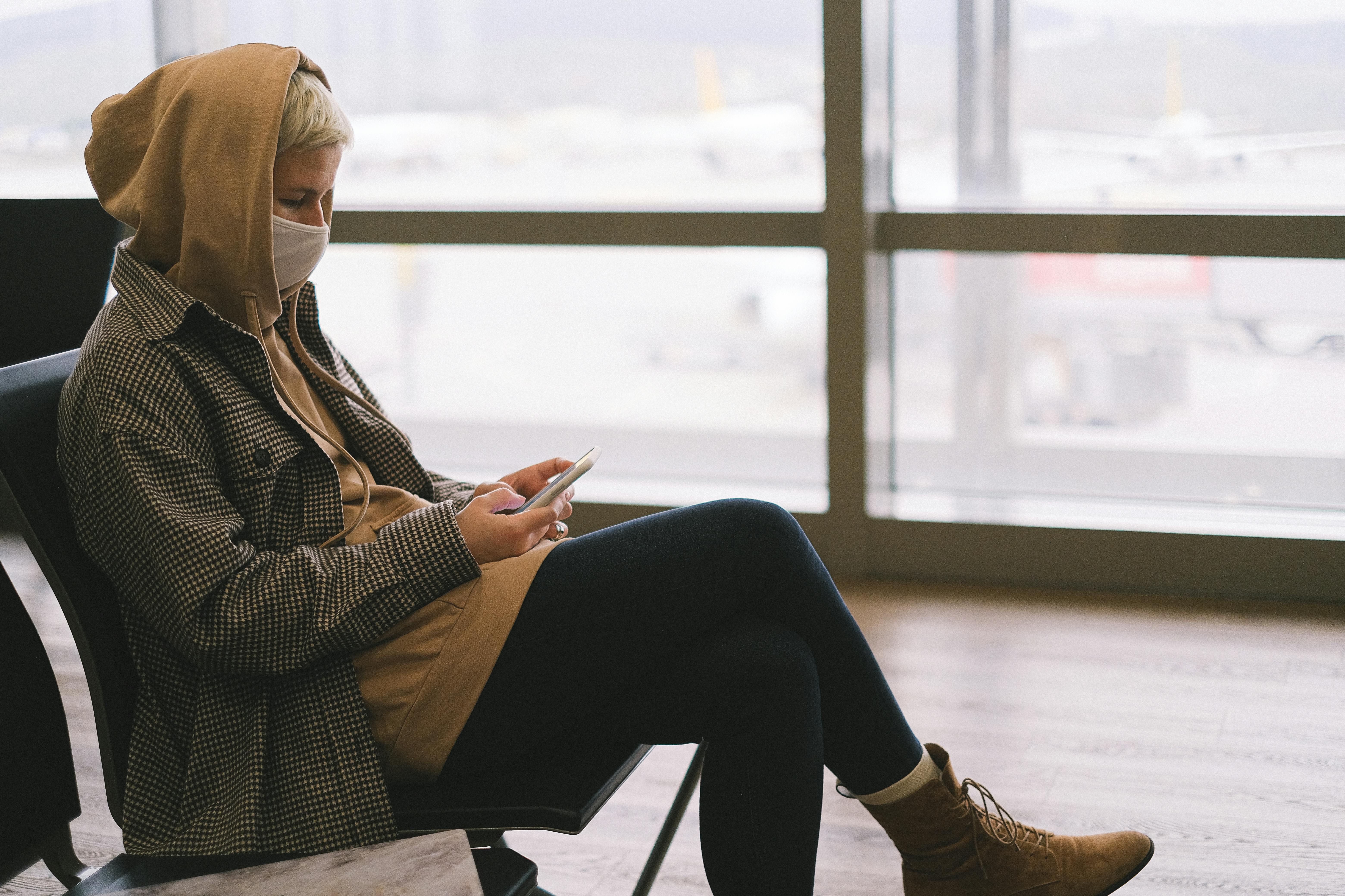 Eine Frau, die ihr Telefon am Flughafen benutzt | Quelle: Pexels